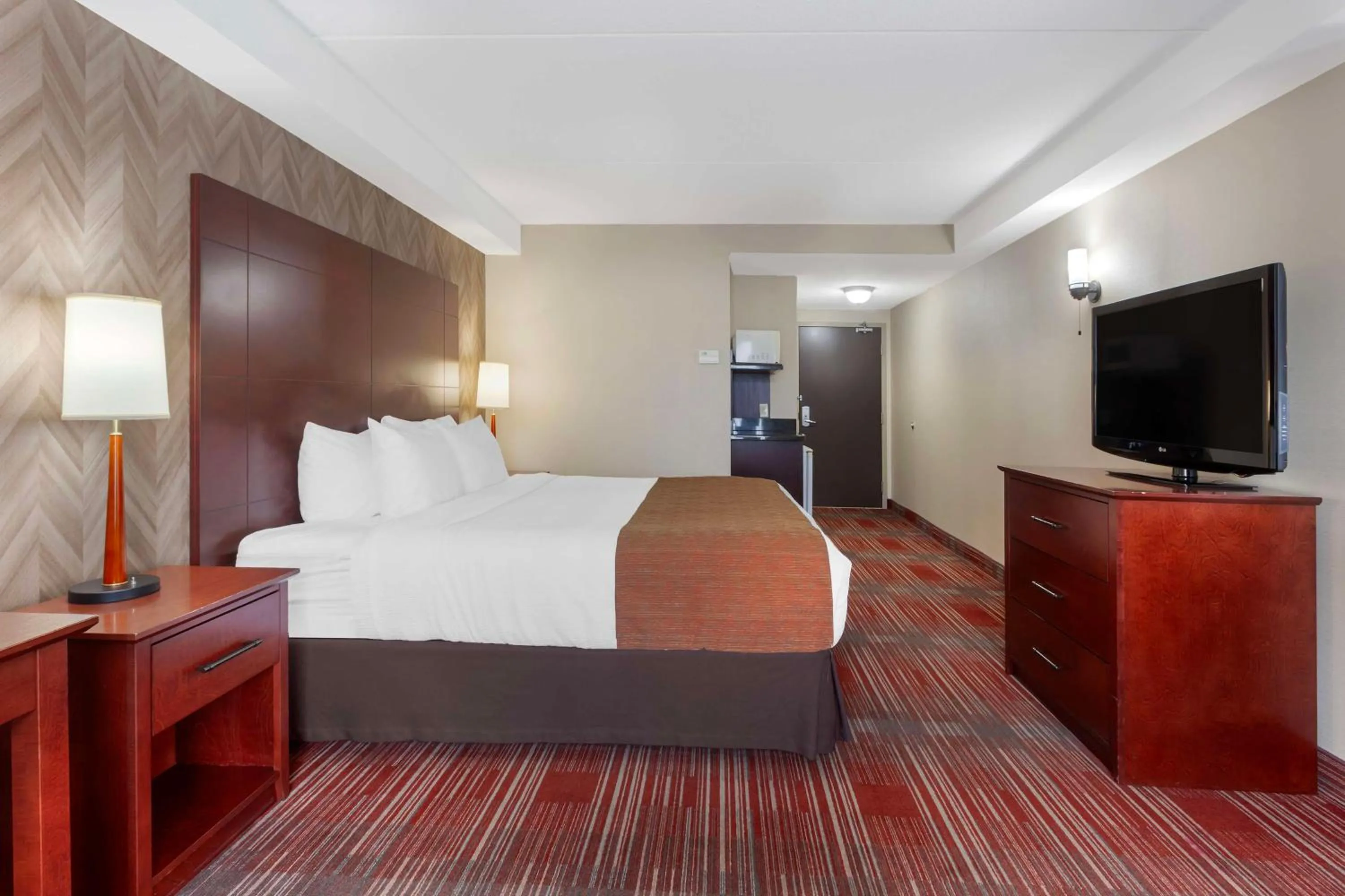 Bedroom, Bed in Best Western Plus Muskoka Inn