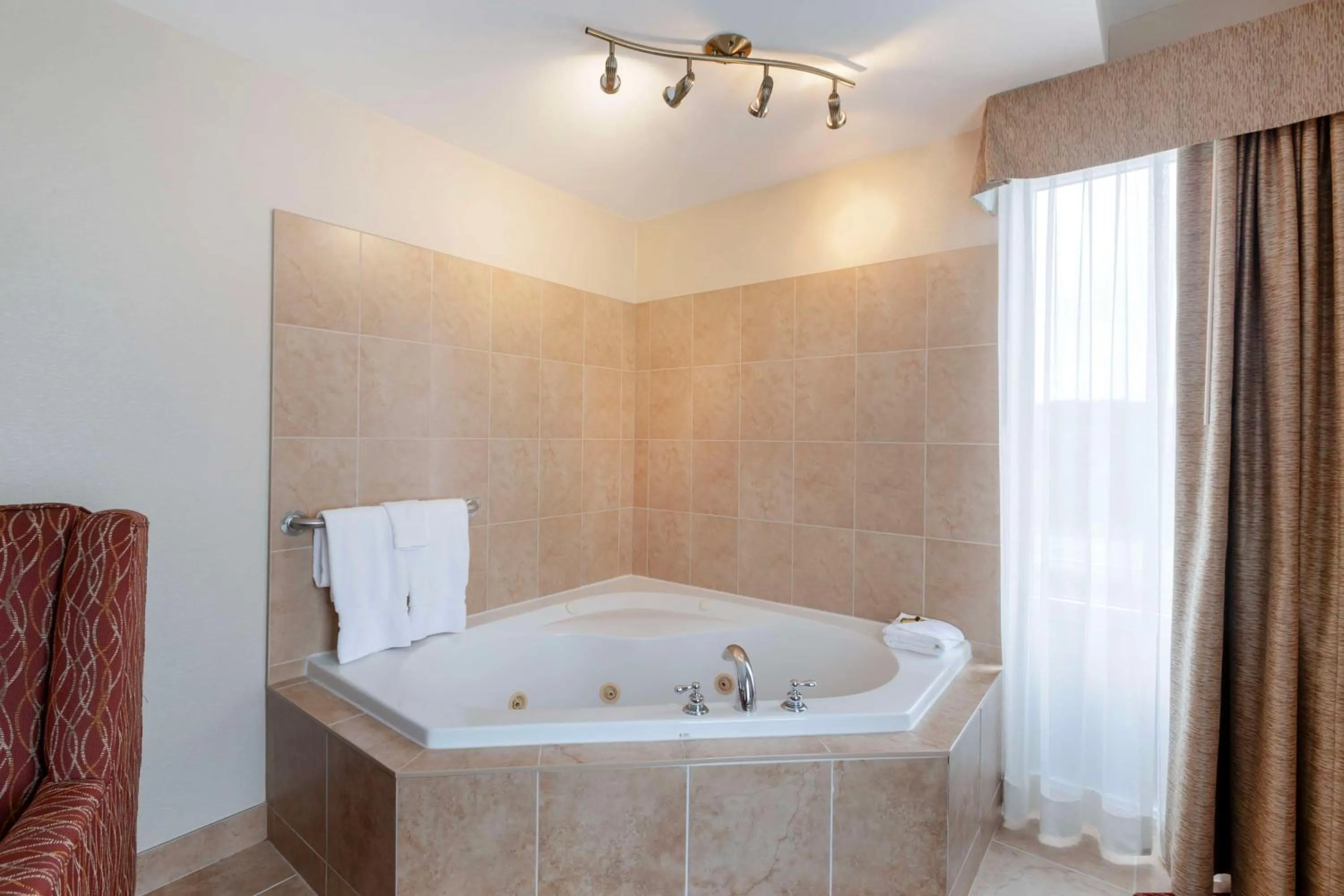 Bedroom in Best Western Plus Muskoka Inn