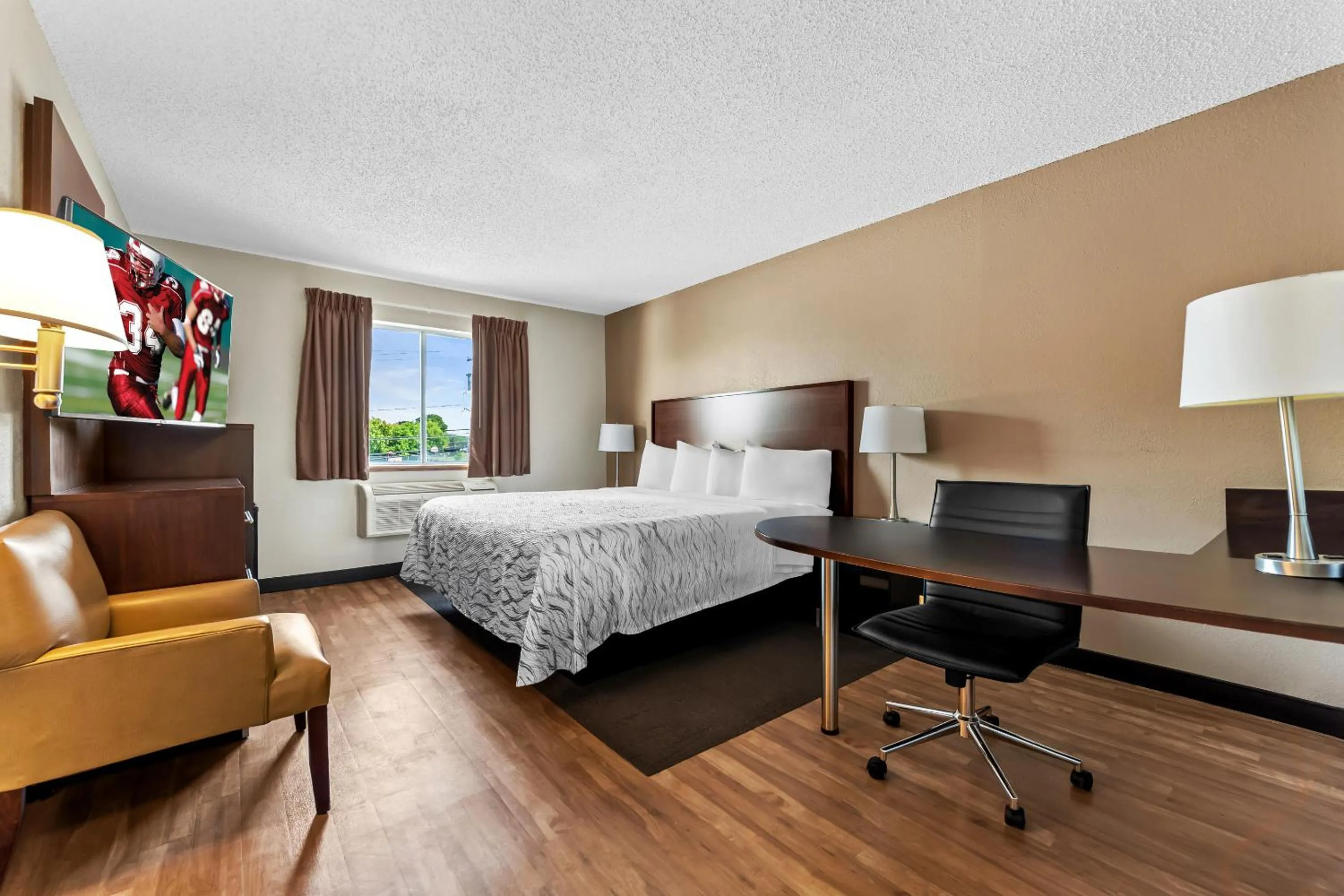 Photo of the whole room, Bed in Red Roof Inn PLUS+ & Suites Malone