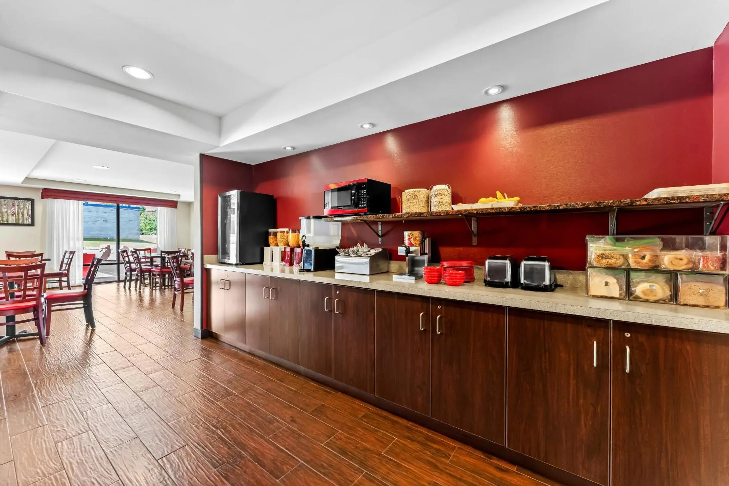 Breakfast in Red Roof Inn PLUS+ & Suites Malone Breakfast in Red Roof Inn PLUS+ & Suites Malone