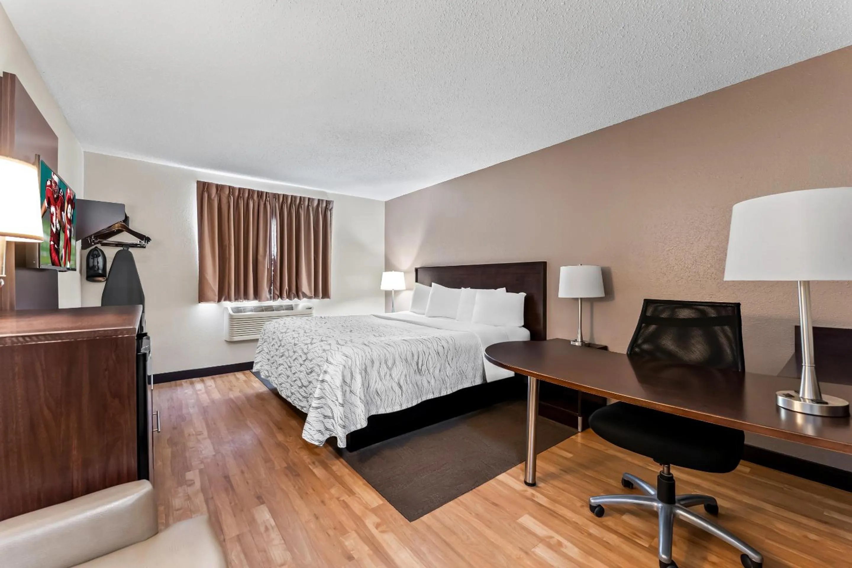 Bed in Red Roof Inn PLUS+ & Suites Malone