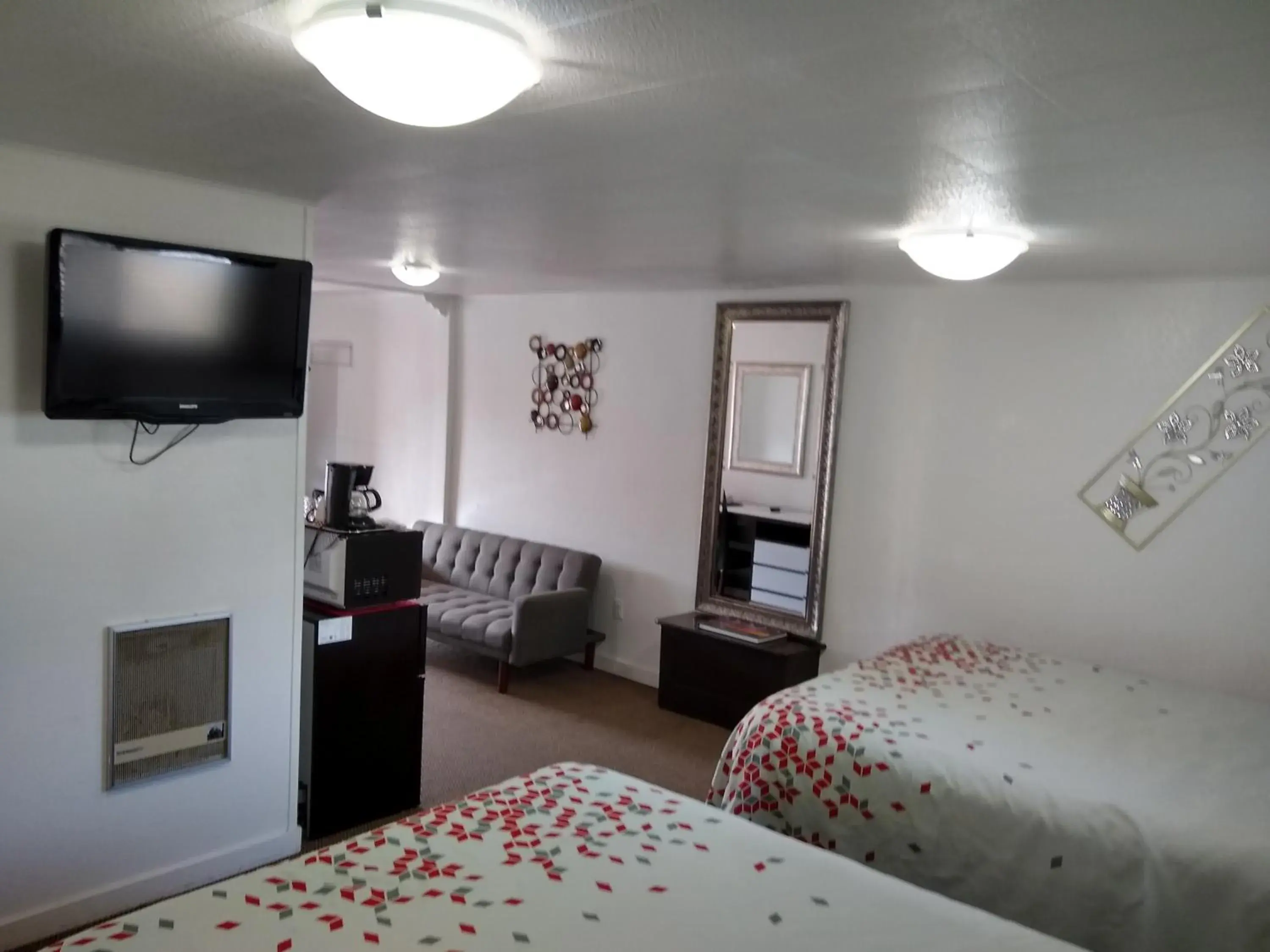 Bed in Holiday Motel Bend Bed in Holiday Motel Bend