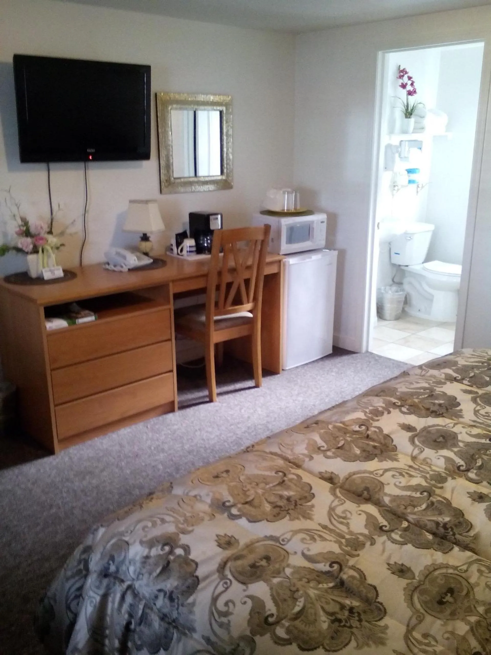 Photo of the whole room in Holiday Motel Bend