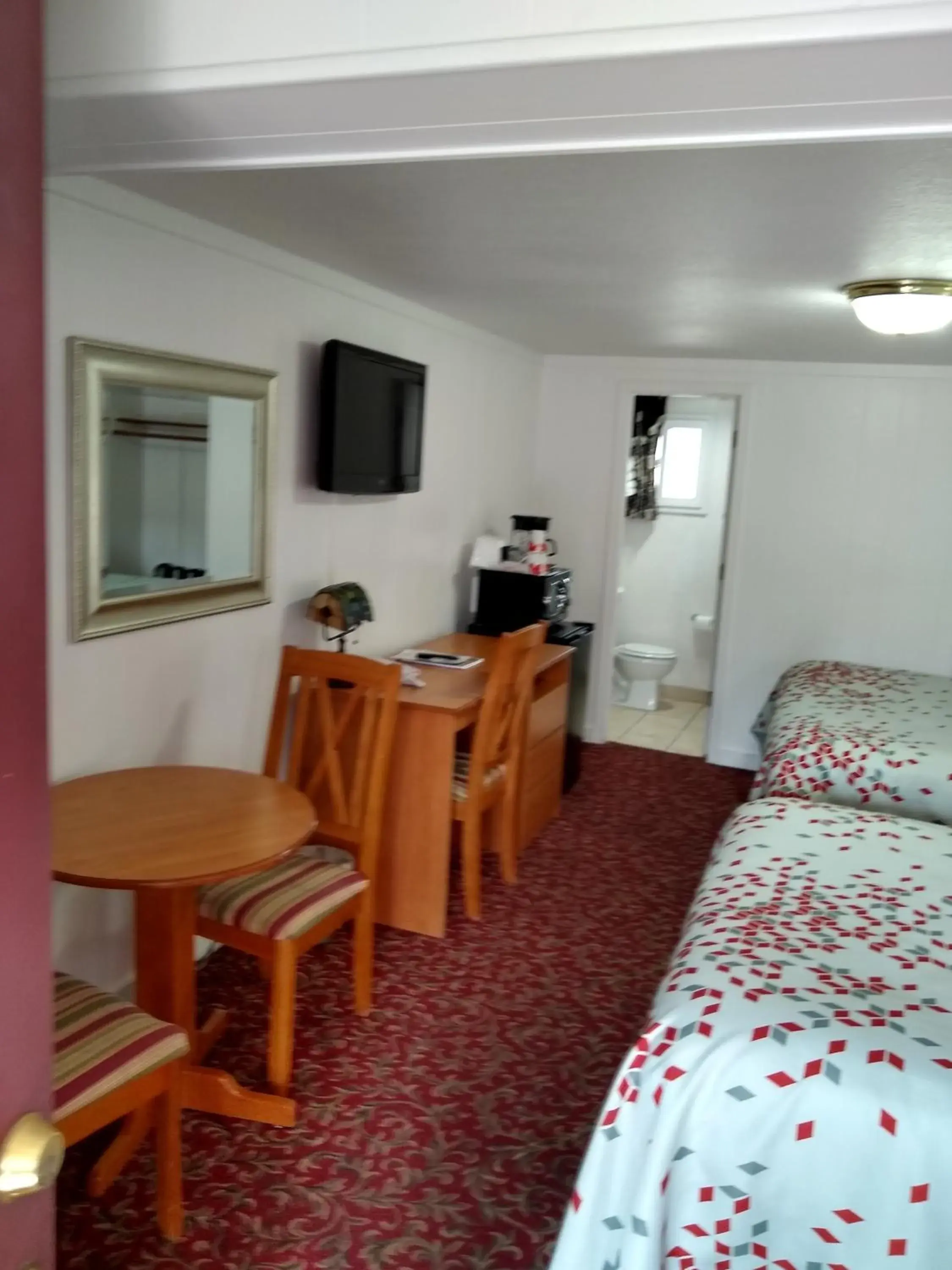 Bed in Holiday Motel Bend Bed in Holiday Motel Bend