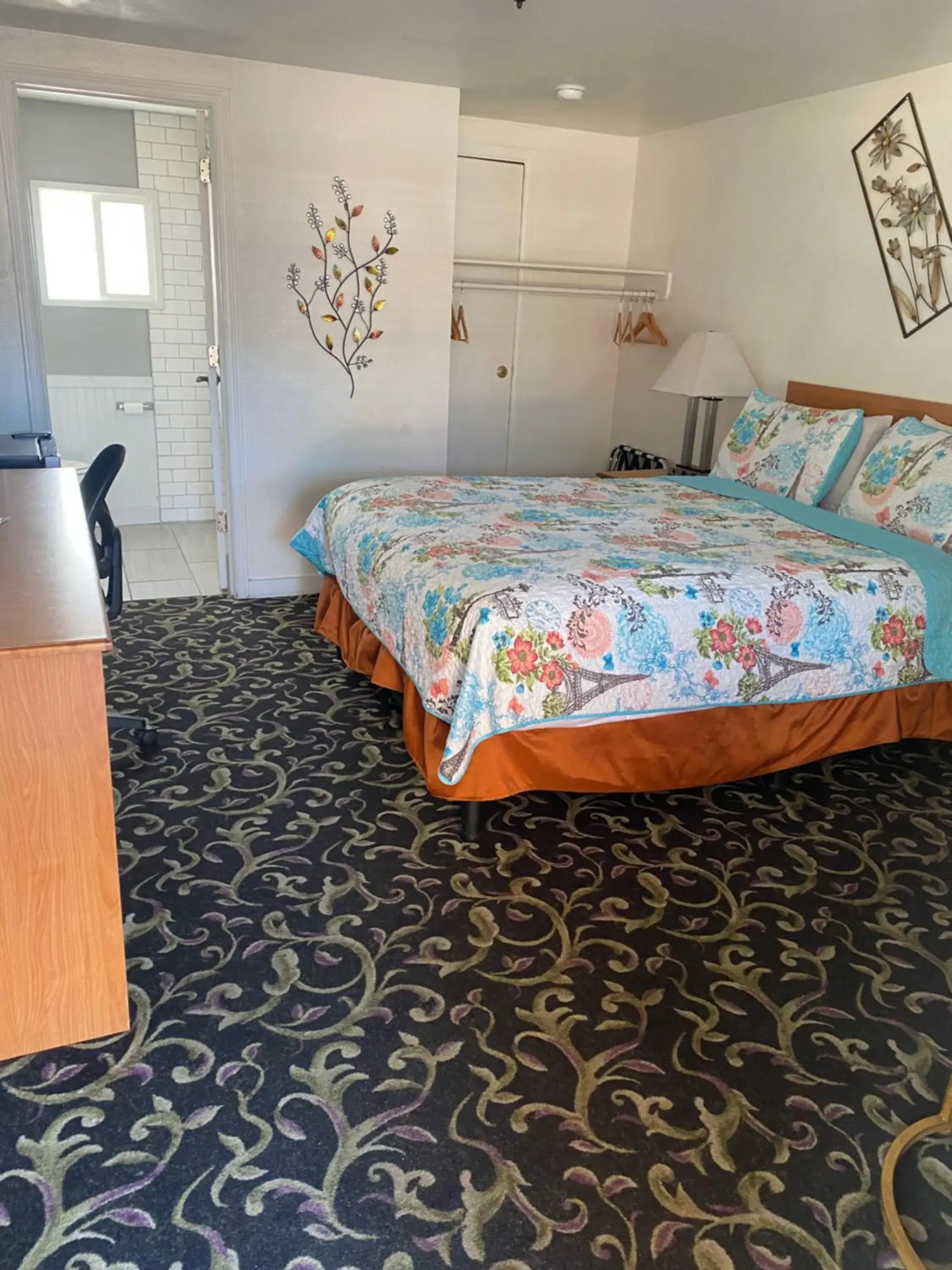 Bed in Holiday Motel Bend Bed in Holiday Motel Bend