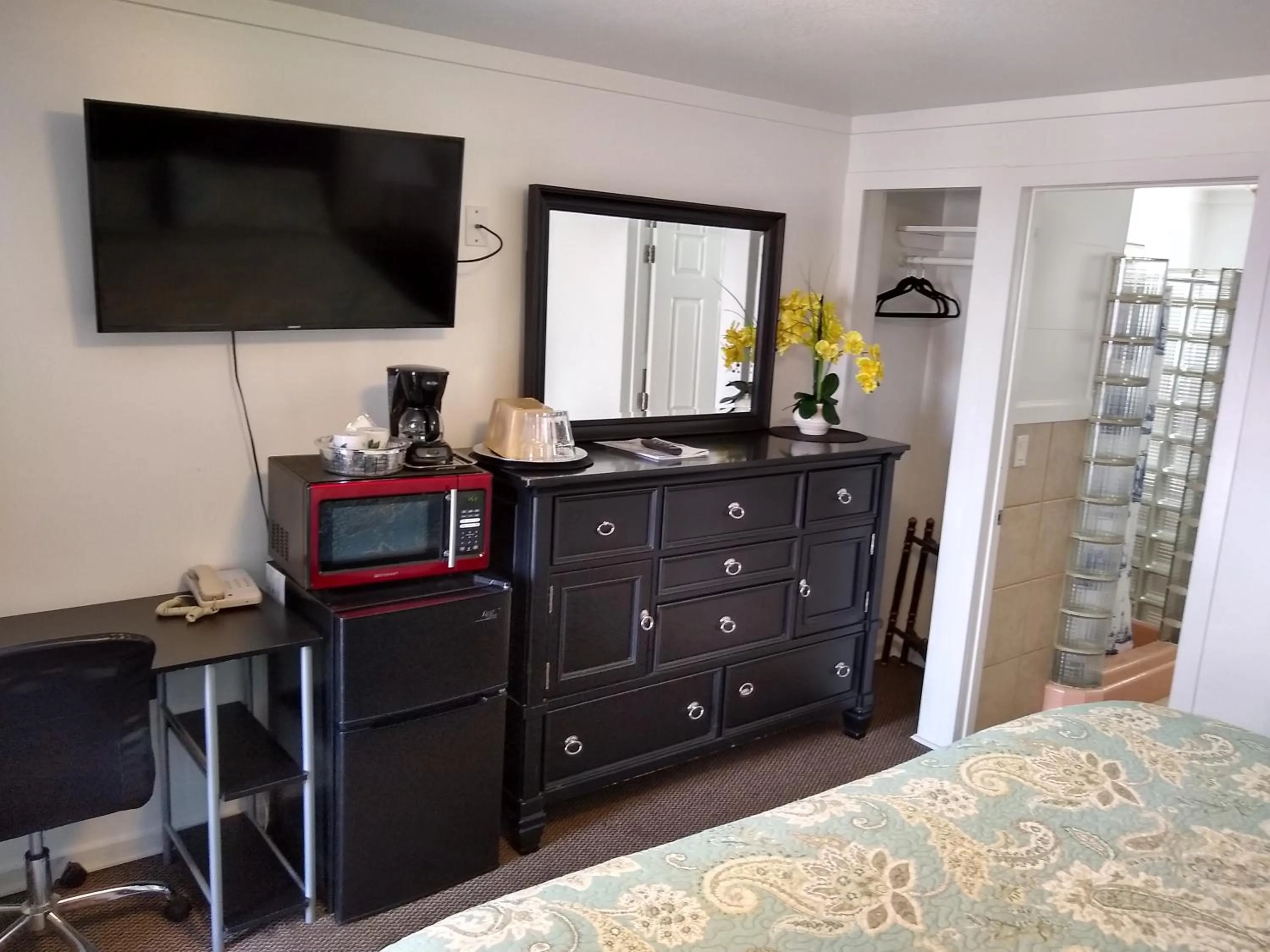 Bed in Holiday Motel Bend