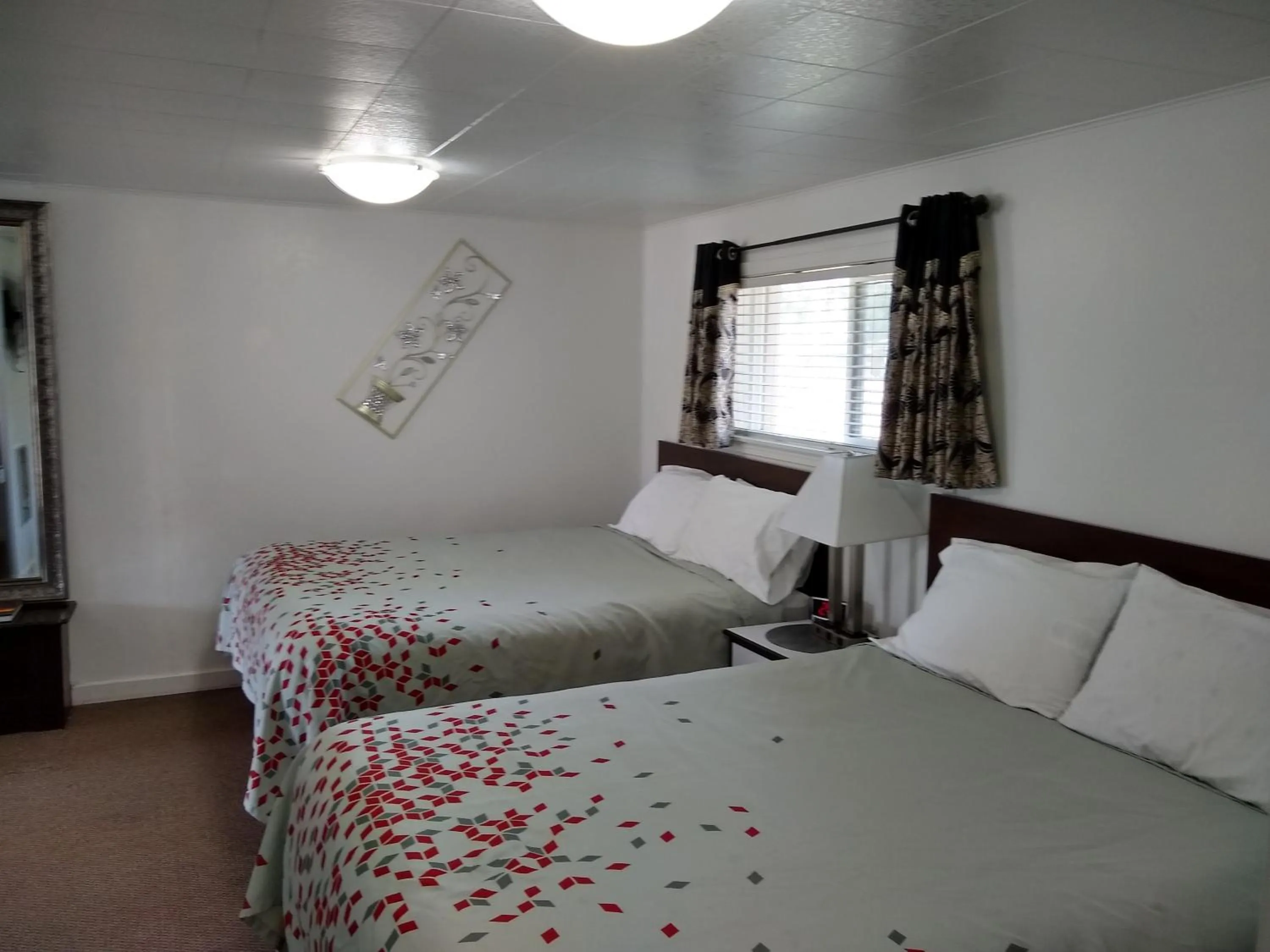 Bed in Holiday Motel Bend