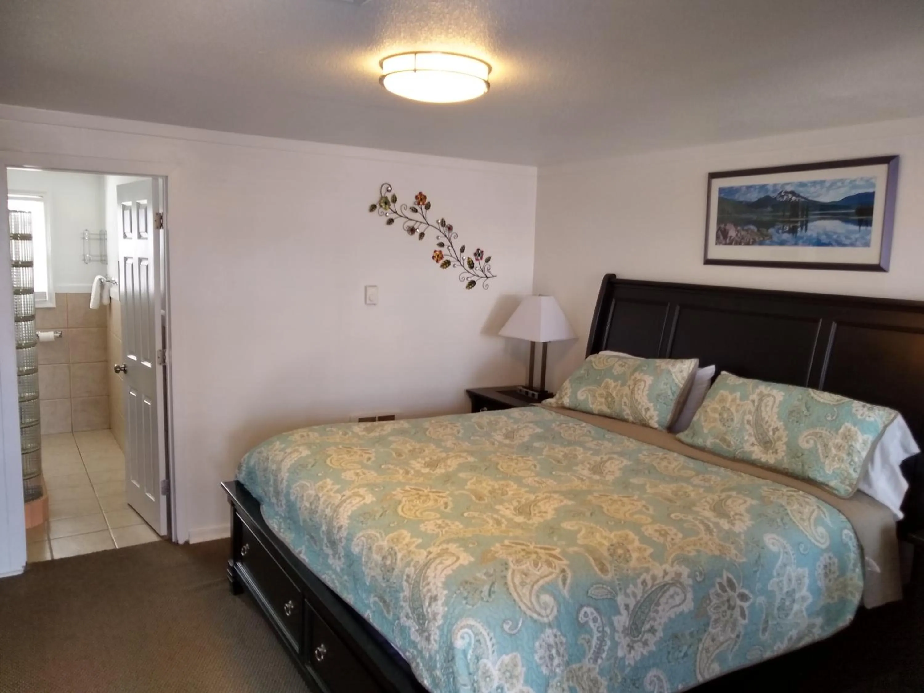 Bed in Holiday Motel Bend