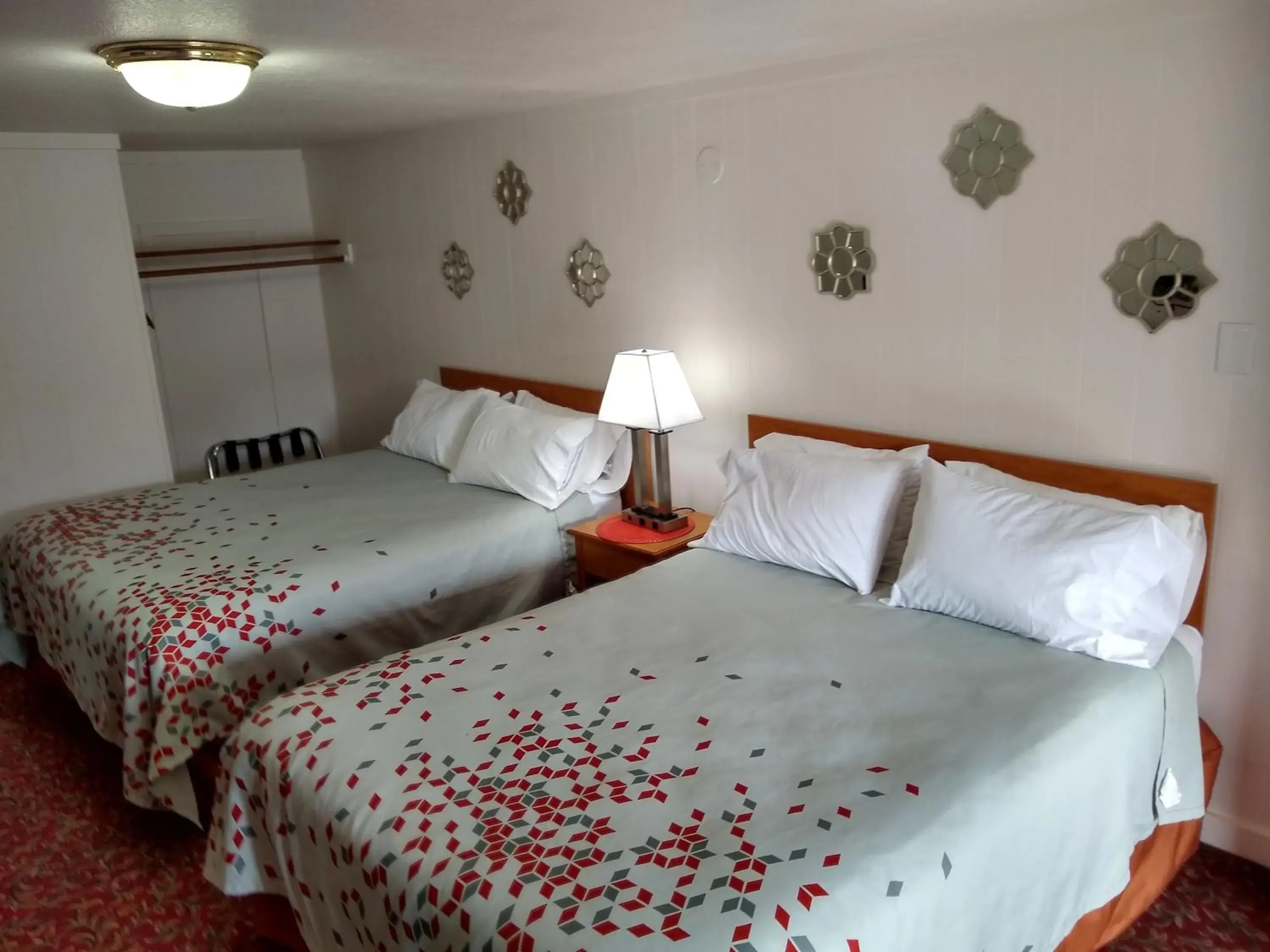 Bed in Holiday Motel Bend Bed in Holiday Motel Bend