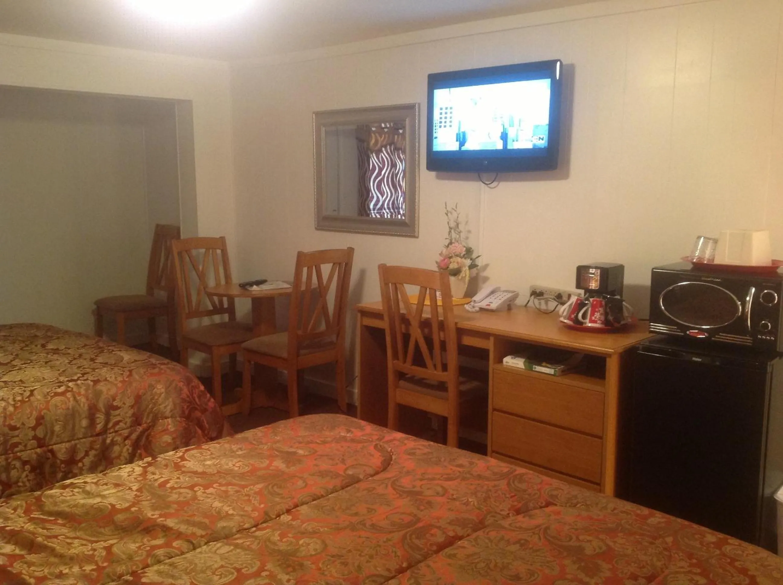 Photo of the whole room, Bed in Holiday Motel Bend