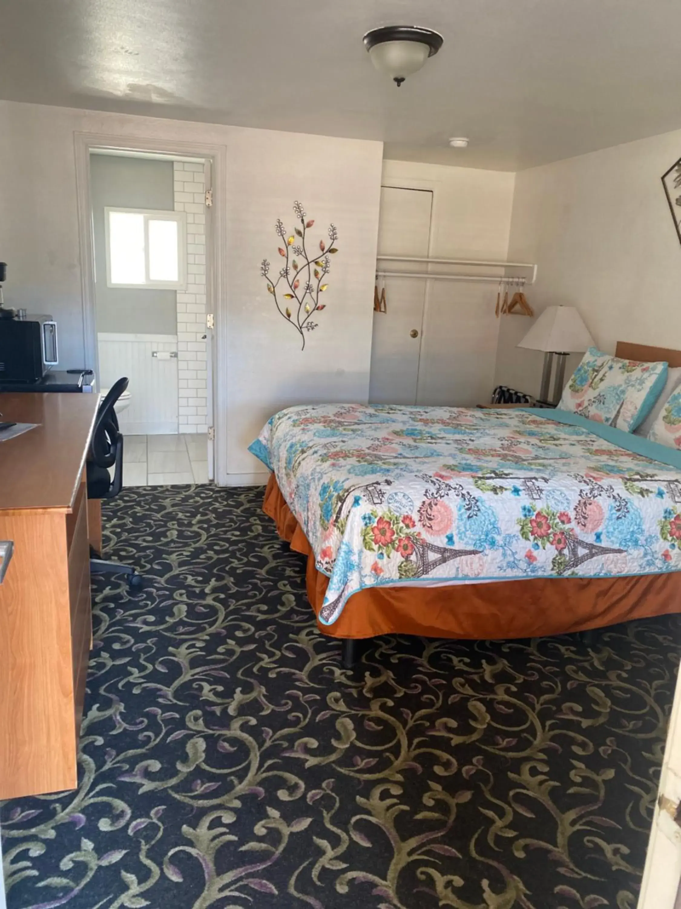 Bed in Holiday Motel Bend Bed in Holiday Motel Bend