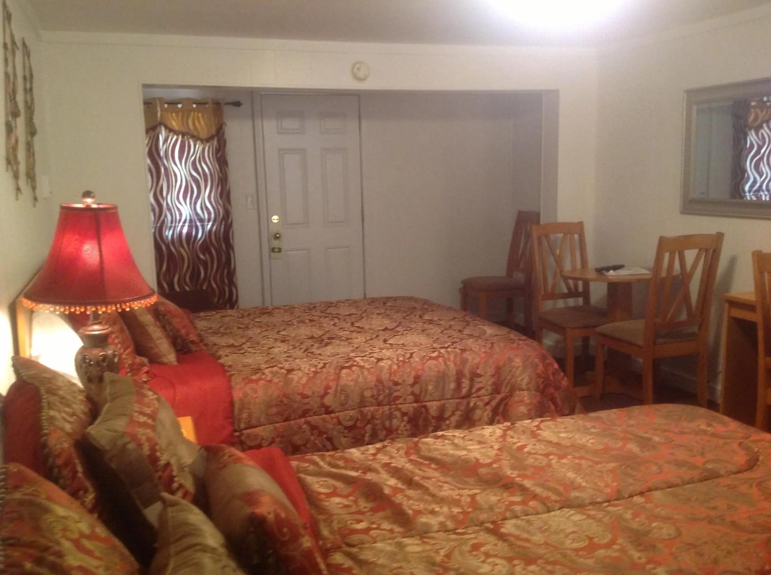 Photo of the whole room, Bed in Holiday Motel Bend