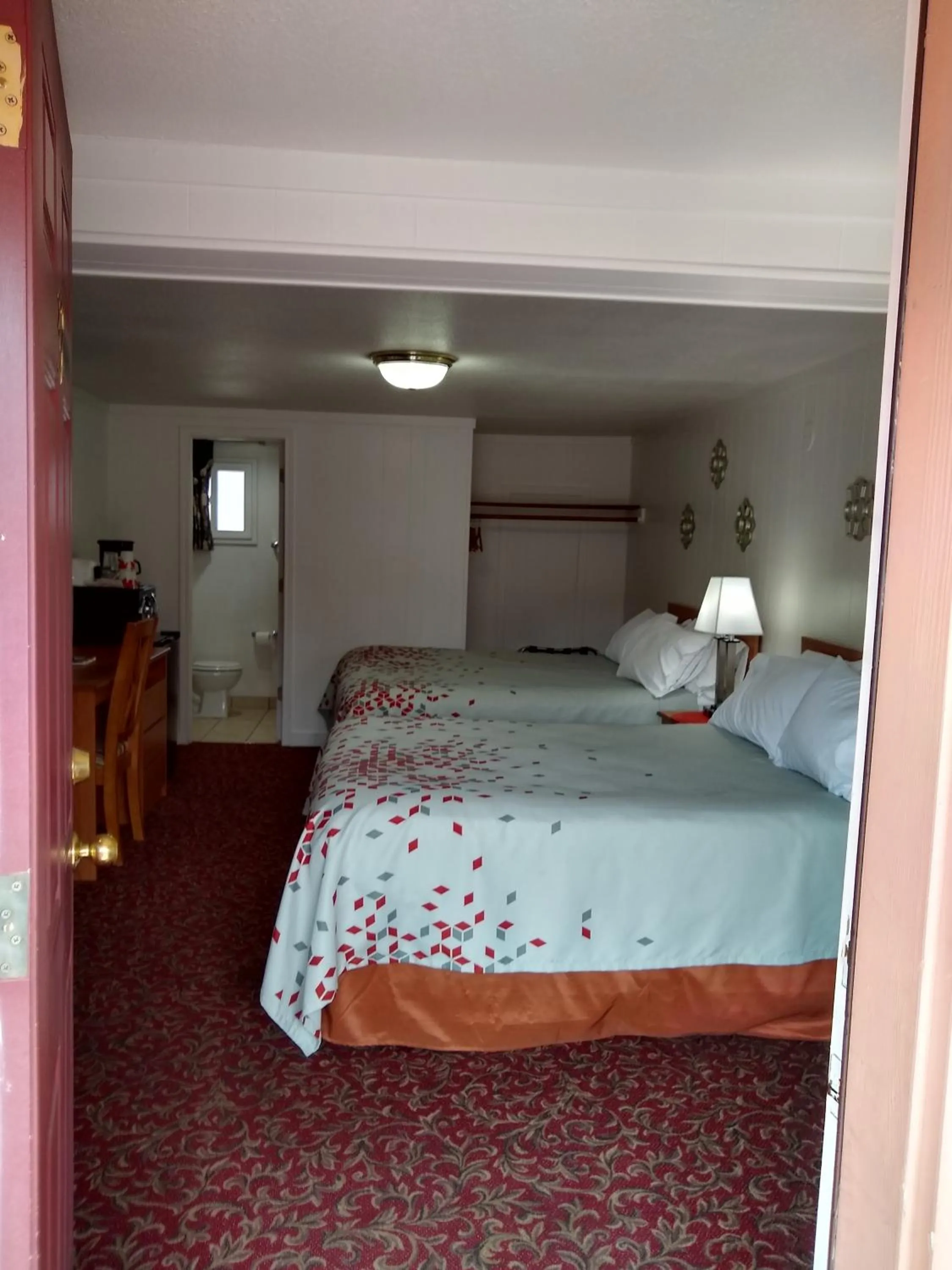 Bed in Holiday Motel Bend