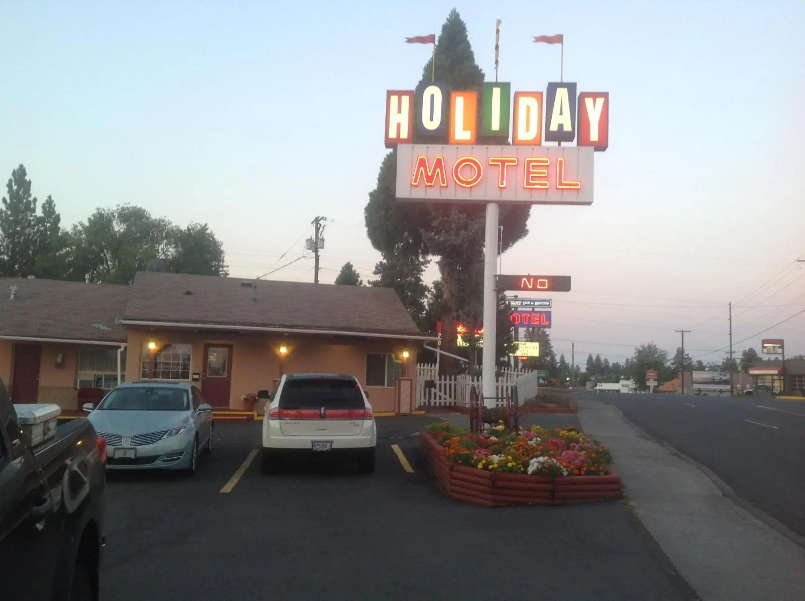 Facade/entrance in Holiday Motel Bend Facade/entrance in Holiday Motel Bend