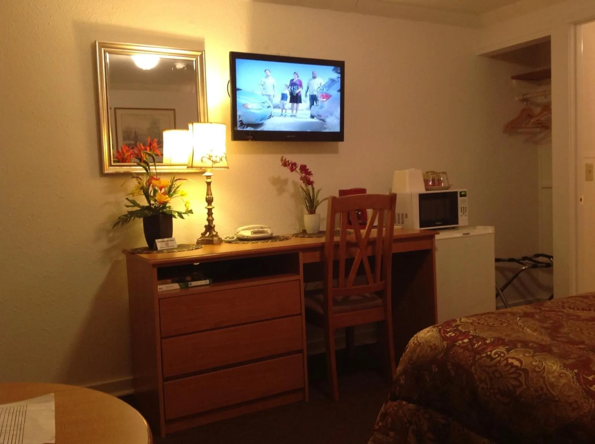 Photo of the whole room in Holiday Motel Bend