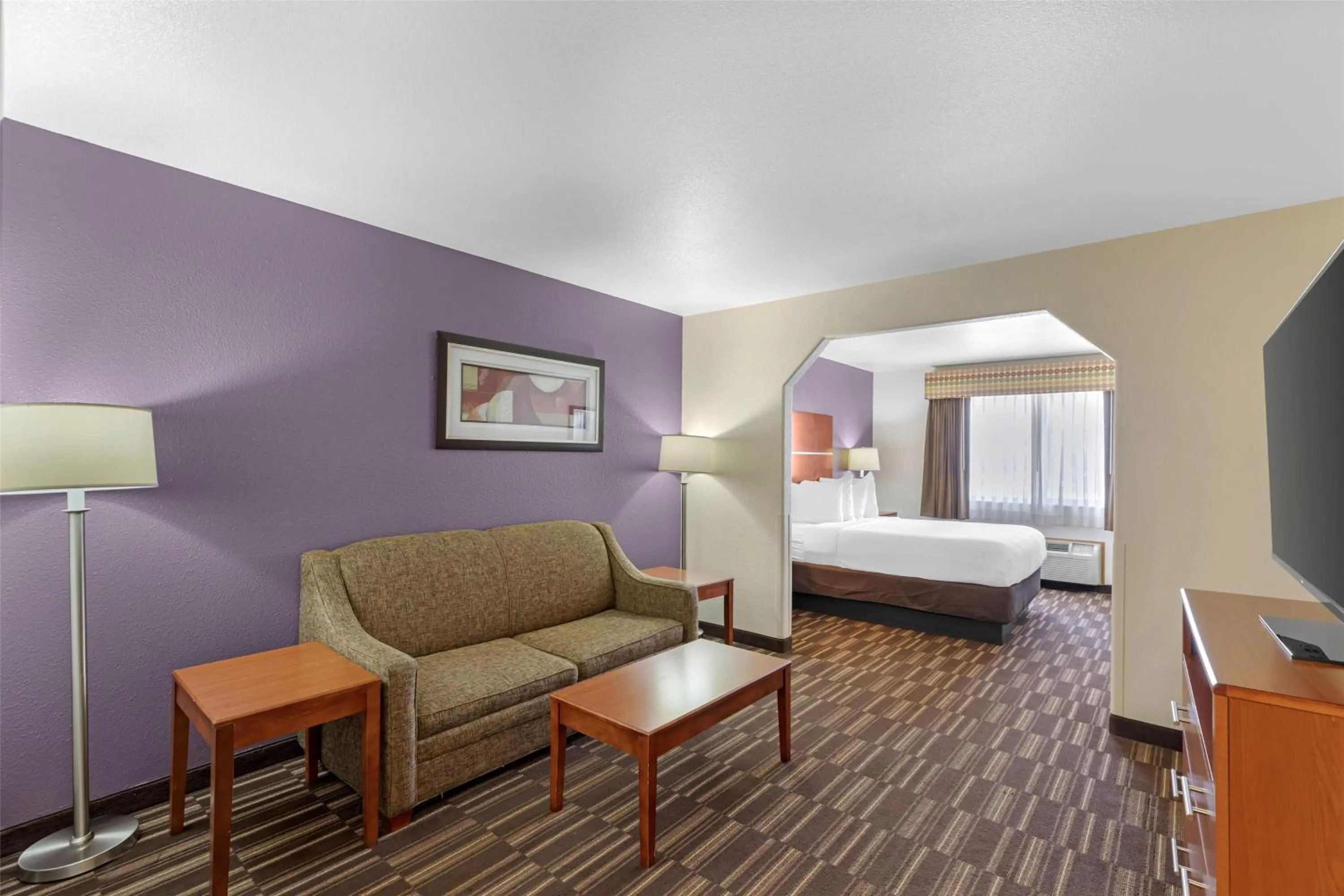 Photo of the whole room, Bed in Best Western Firestone Inn & Suites