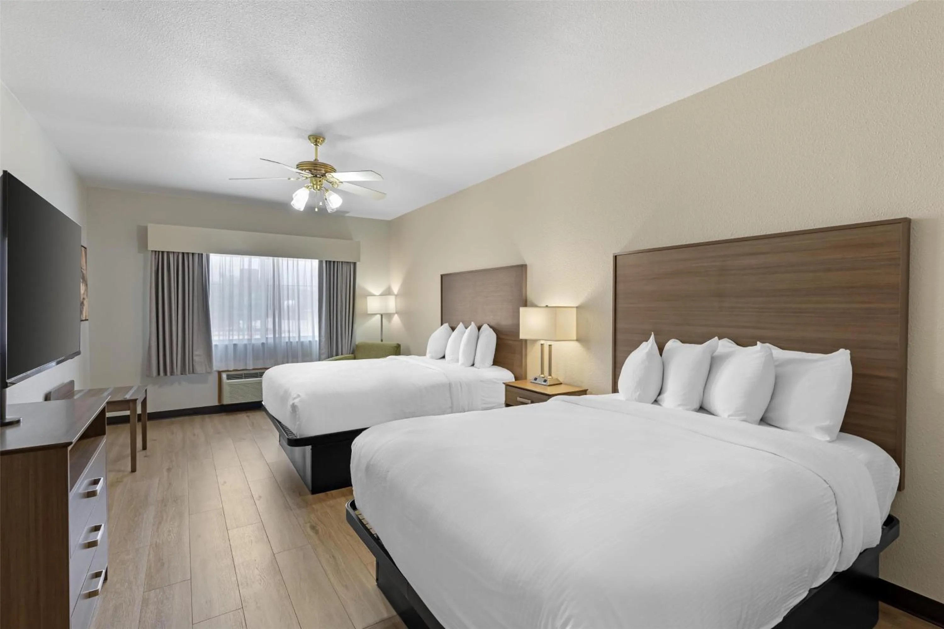 Bedroom, Bed in Best Western Firestone Inn & Suites