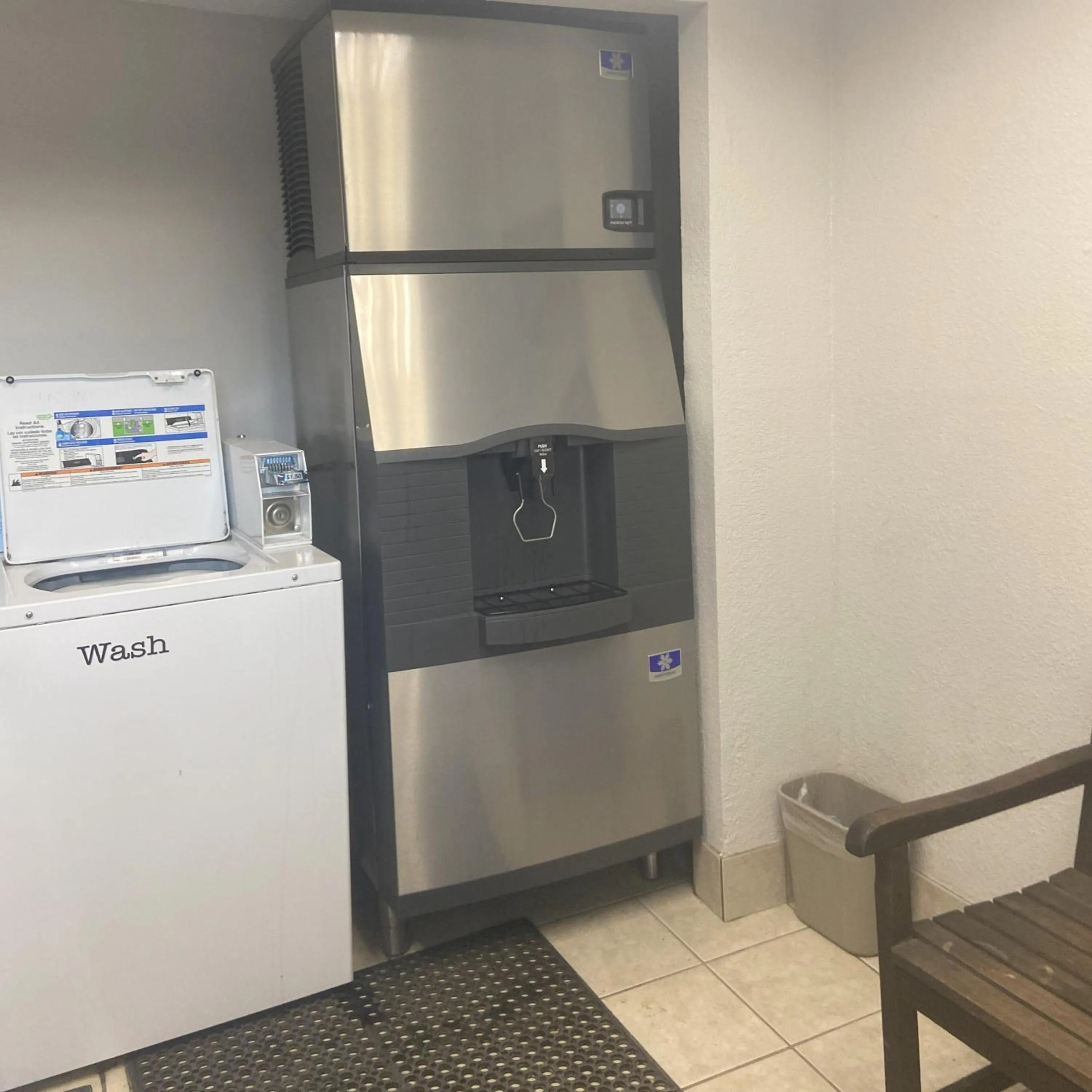 laundry in Red Roof Inn Binghamton - Johnson City