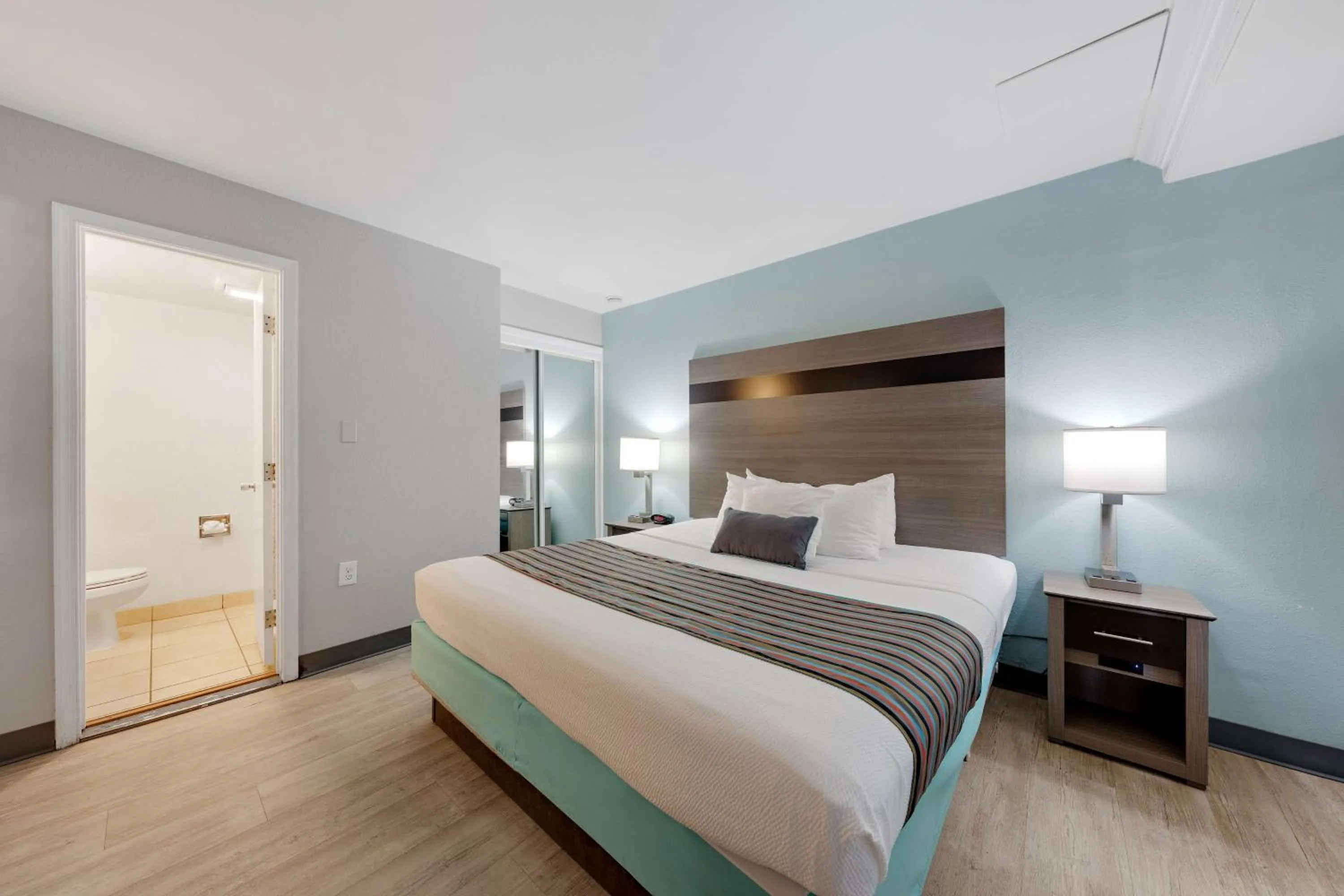 Bedroom, Bed in Best Western Plus Holiday Sands Inn & Suites