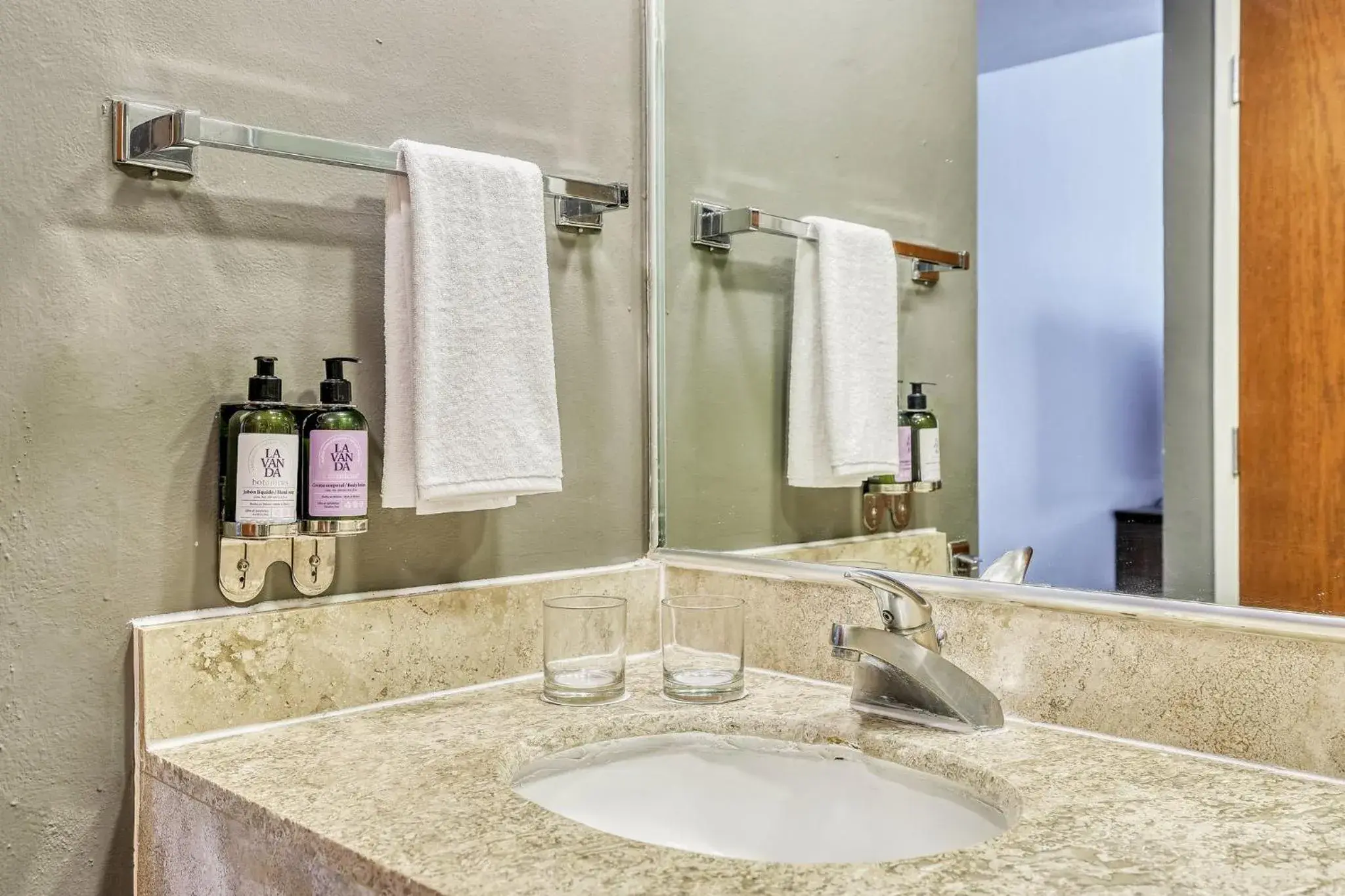 Bathroom in Fiesta Inn Express San Luis Potosí Oriente Bathroom in Fiesta Inn Express San Luis Potosí Oriente