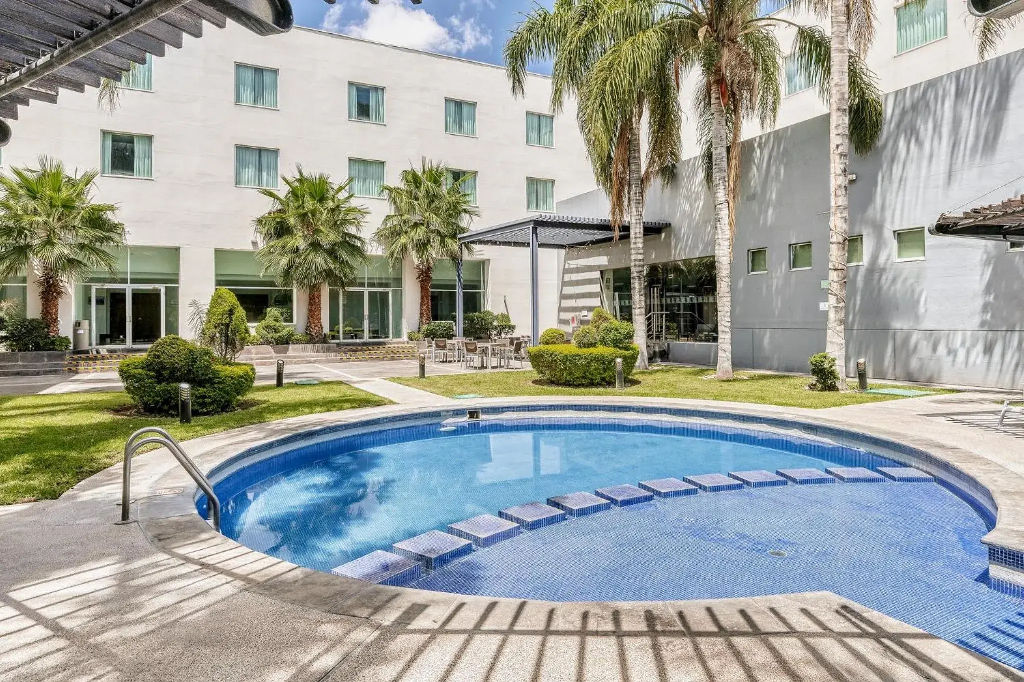 Swimming pool in Fiesta Inn Express San Luis Potosí Oriente Swimming pool in Fiesta Inn Express San Luis Potosí Oriente
