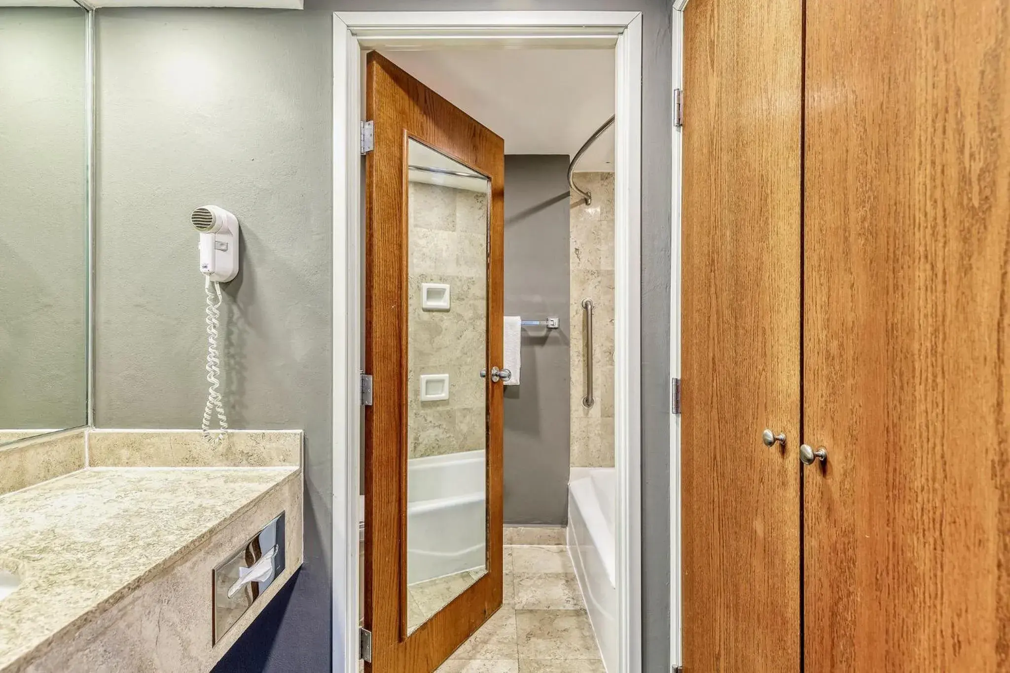 Bathroom in Fiesta Inn Express San Luis Potosí Oriente Bathroom in Fiesta Inn Express San Luis Potosí Oriente