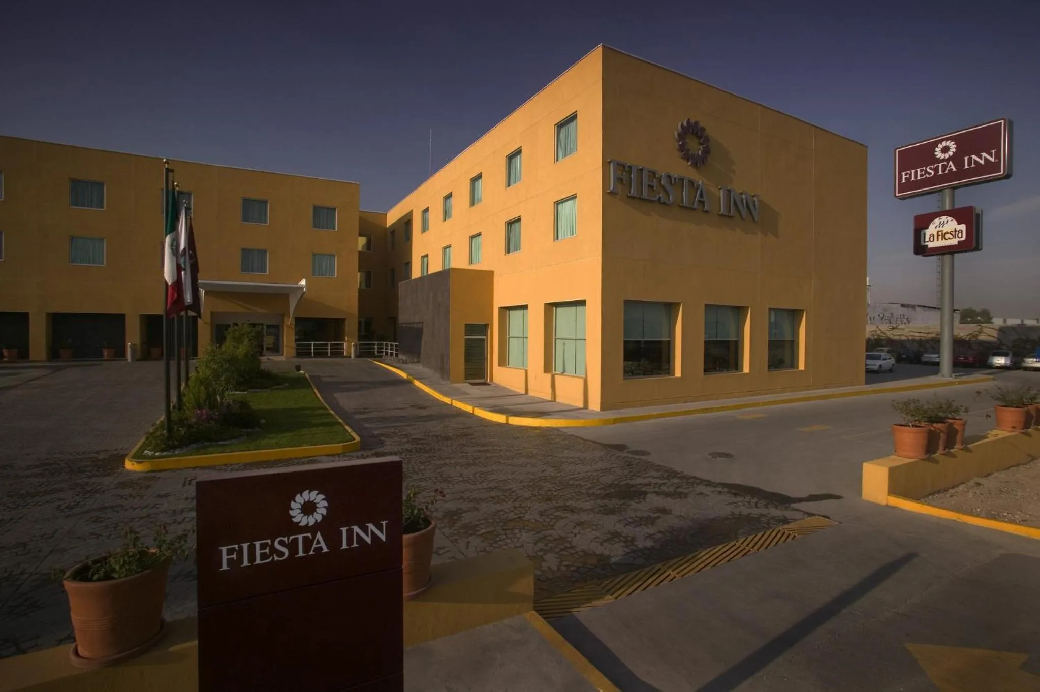 Property building in Fiesta Inn Express San Luis Potosí Oriente