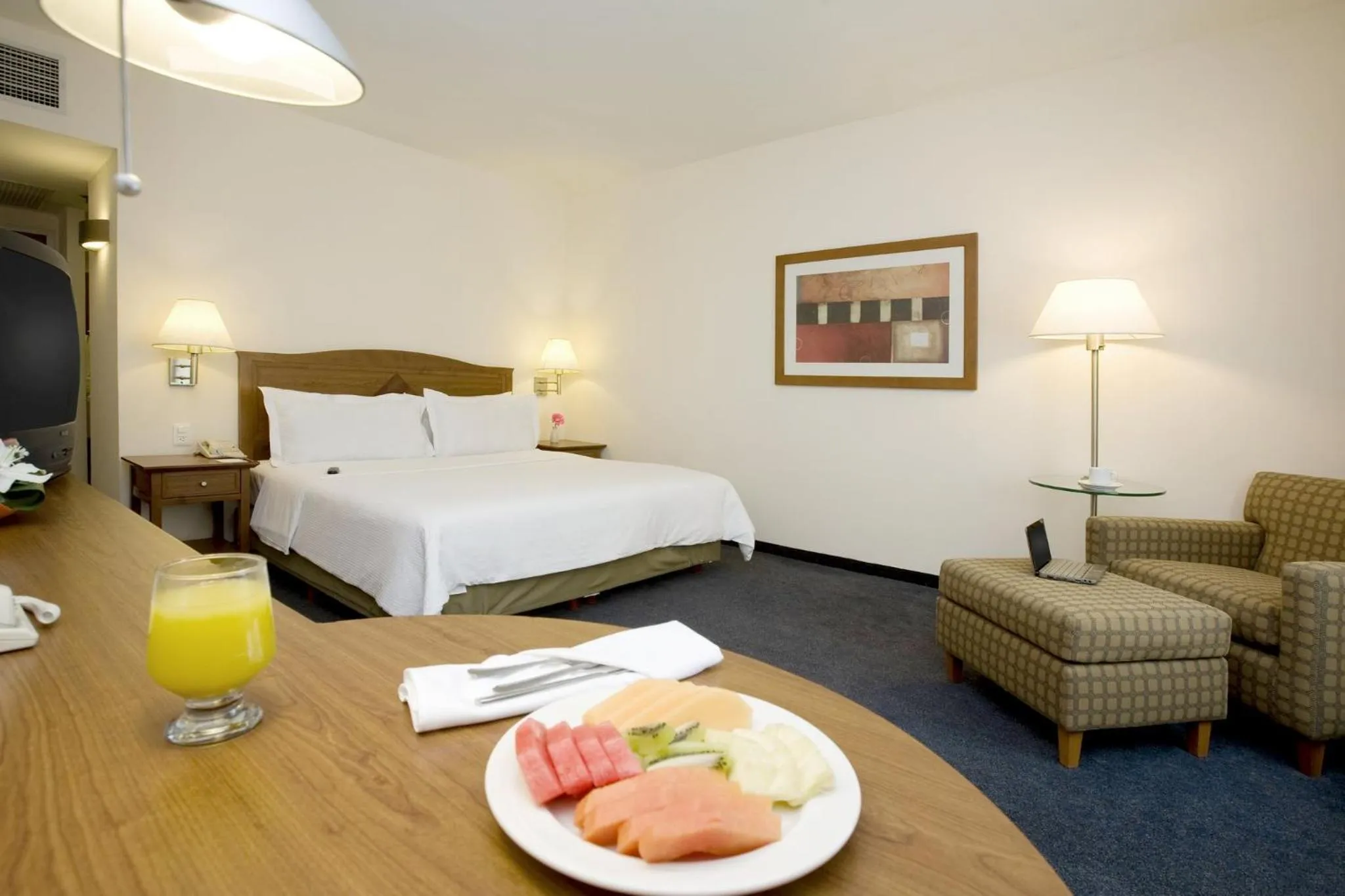 Photo of the whole room, Bed in Fiesta Inn Express San Luis Potosí Oriente