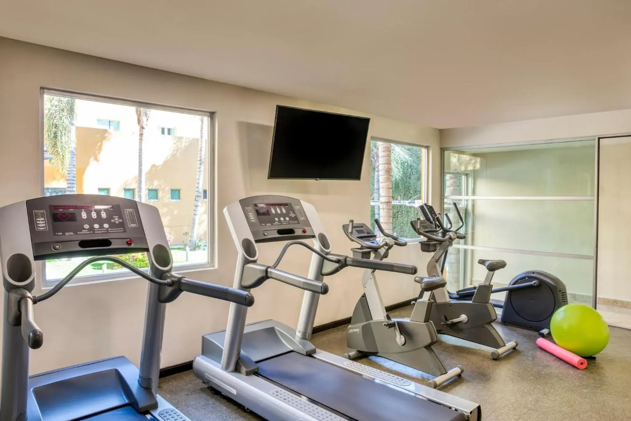 Fitness centre/facilities in Fiesta Inn Express San Luis Potosí Oriente Fitness centre/facilities in Fiesta Inn Express San Luis Potosí Oriente
