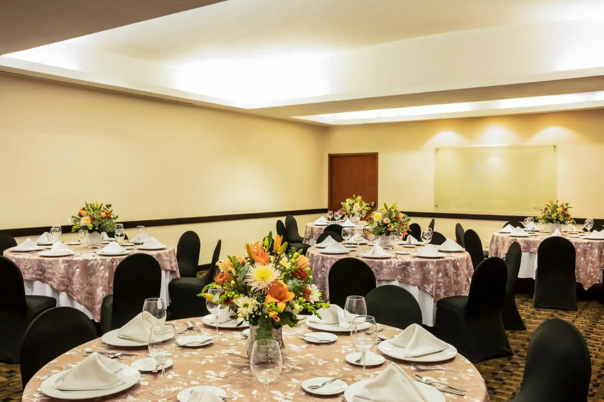 Food and drinks in Fiesta Inn Express San Luis Potosí Oriente Food and drinks in Fiesta Inn Express San Luis Potosí Oriente