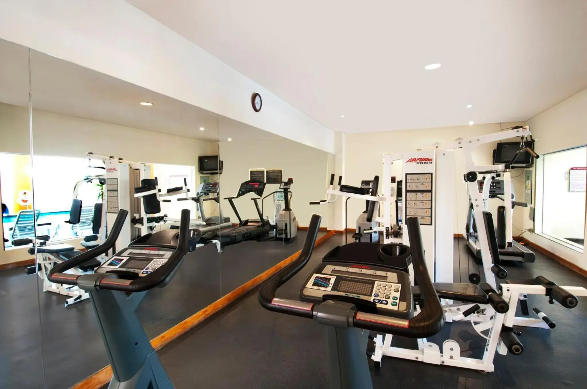 Fitness centre/facilities in Fiesta Inn Express Hermosillo Fitness centre/facilities in Fiesta Inn Express Hermosillo