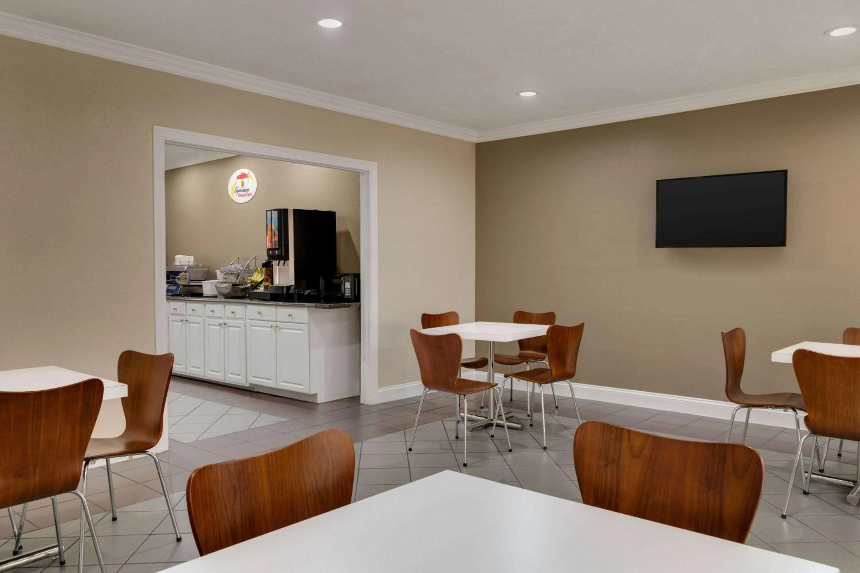 Breakfast in Super 8 by Wyndham Pearl/Jackson/East