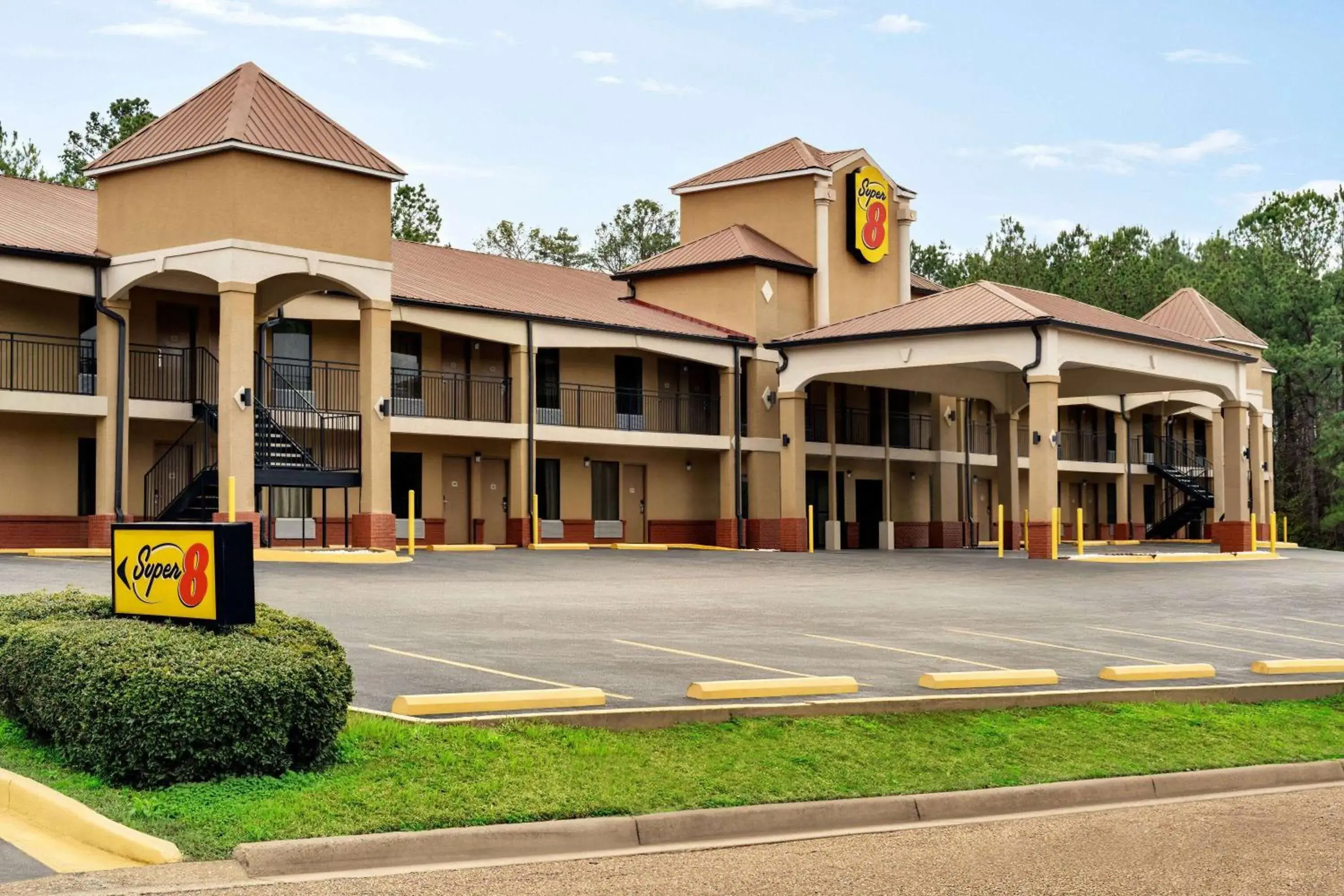 Property building in Super 8 by Wyndham Pearl/Jackson/East Property building in Super 8 by Wyndham Pearl/Jackson/East