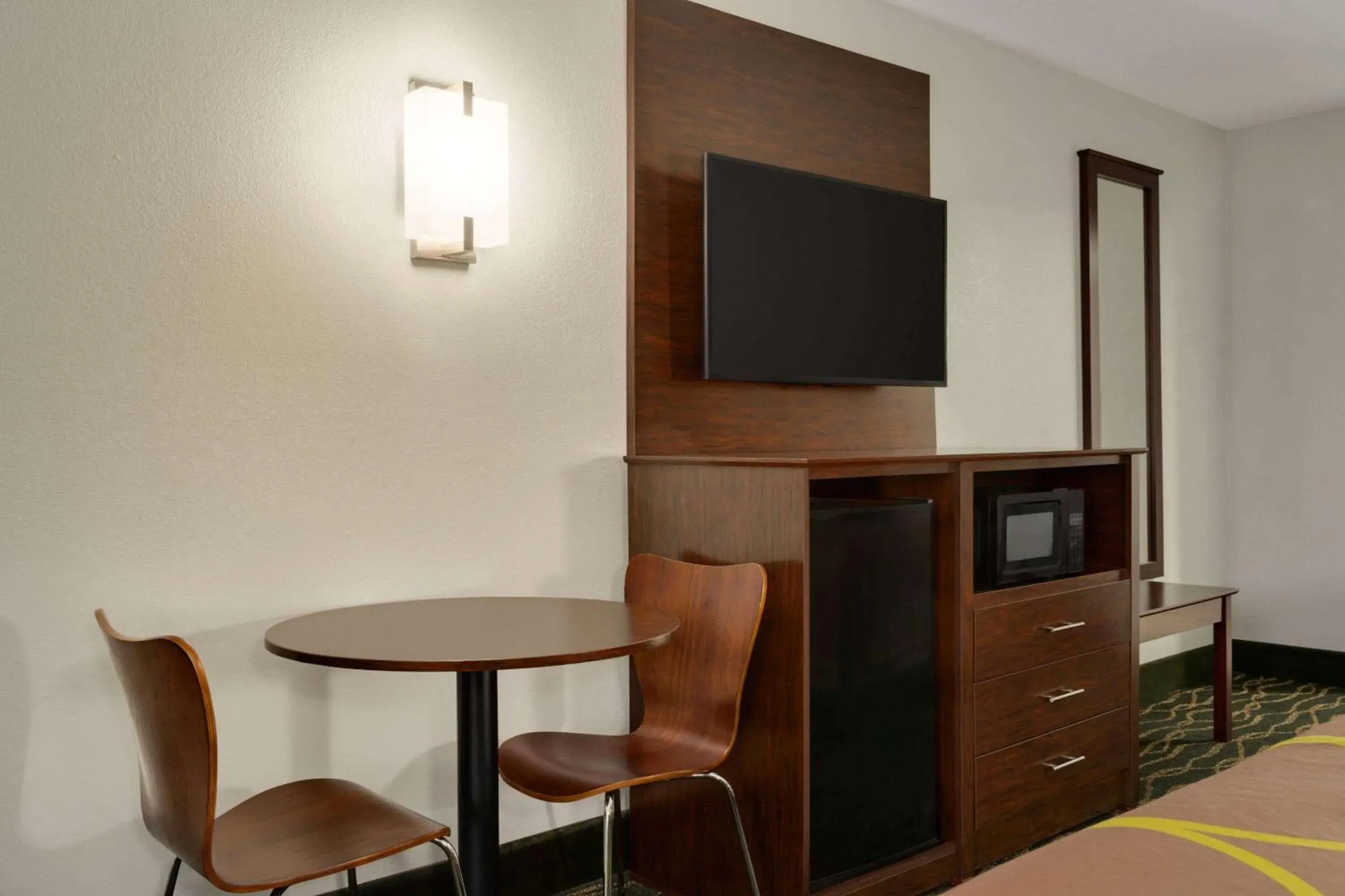 Photo of the whole room in Super 8 by Wyndham Pearl/Jackson/East Photo of the whole room in Super 8 by Wyndham Pearl/Jackson/East