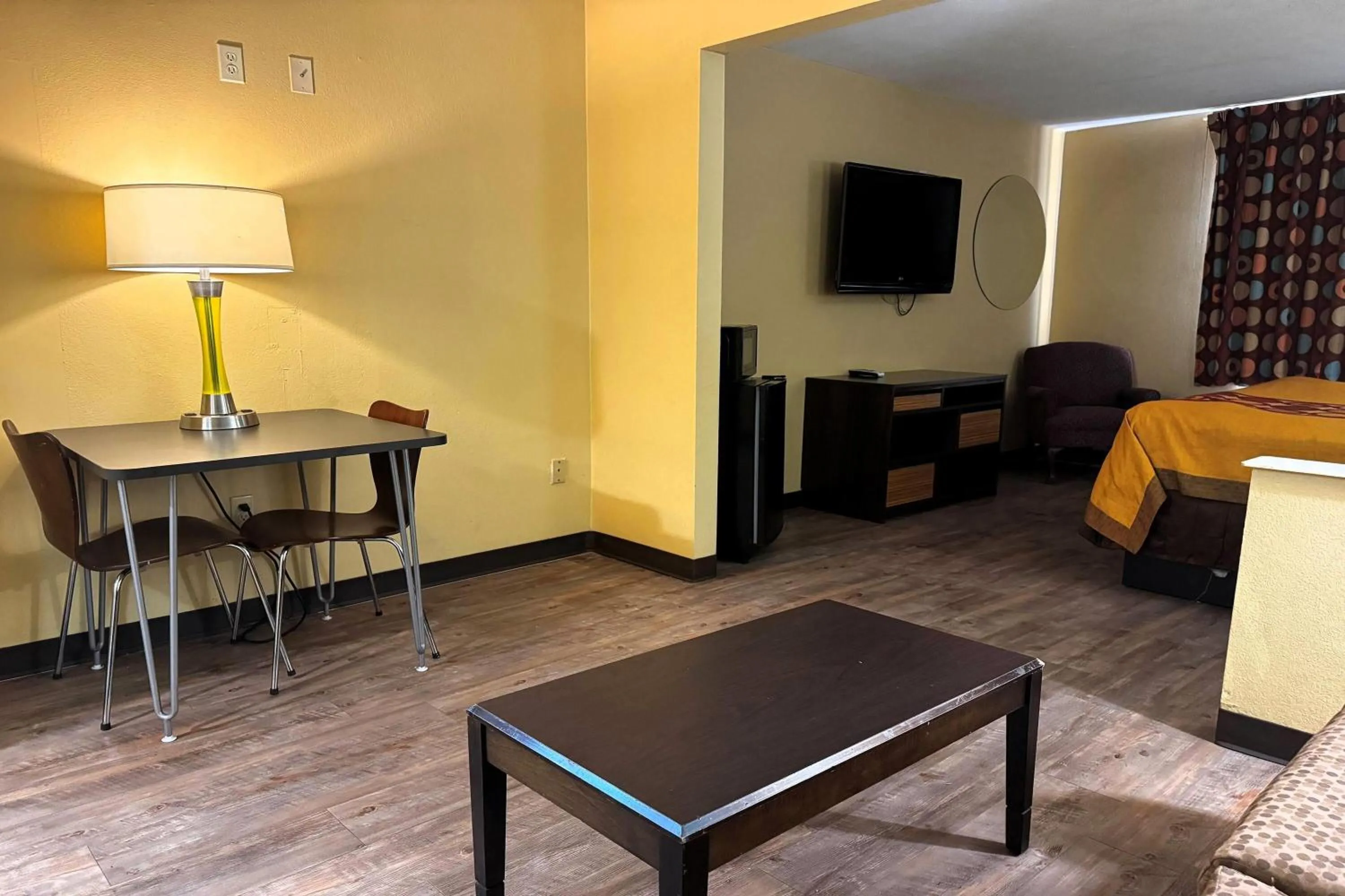 Photo of the whole room in Super 8 by Wyndham Jackson Ridgeland