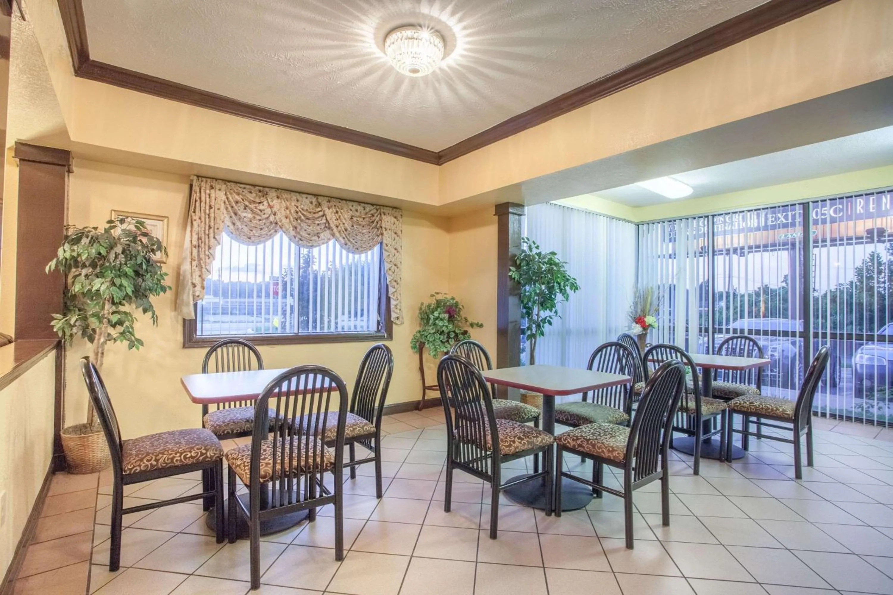 Restaurant/places to eat in Super 8 by Wyndham Jackson Ridgeland