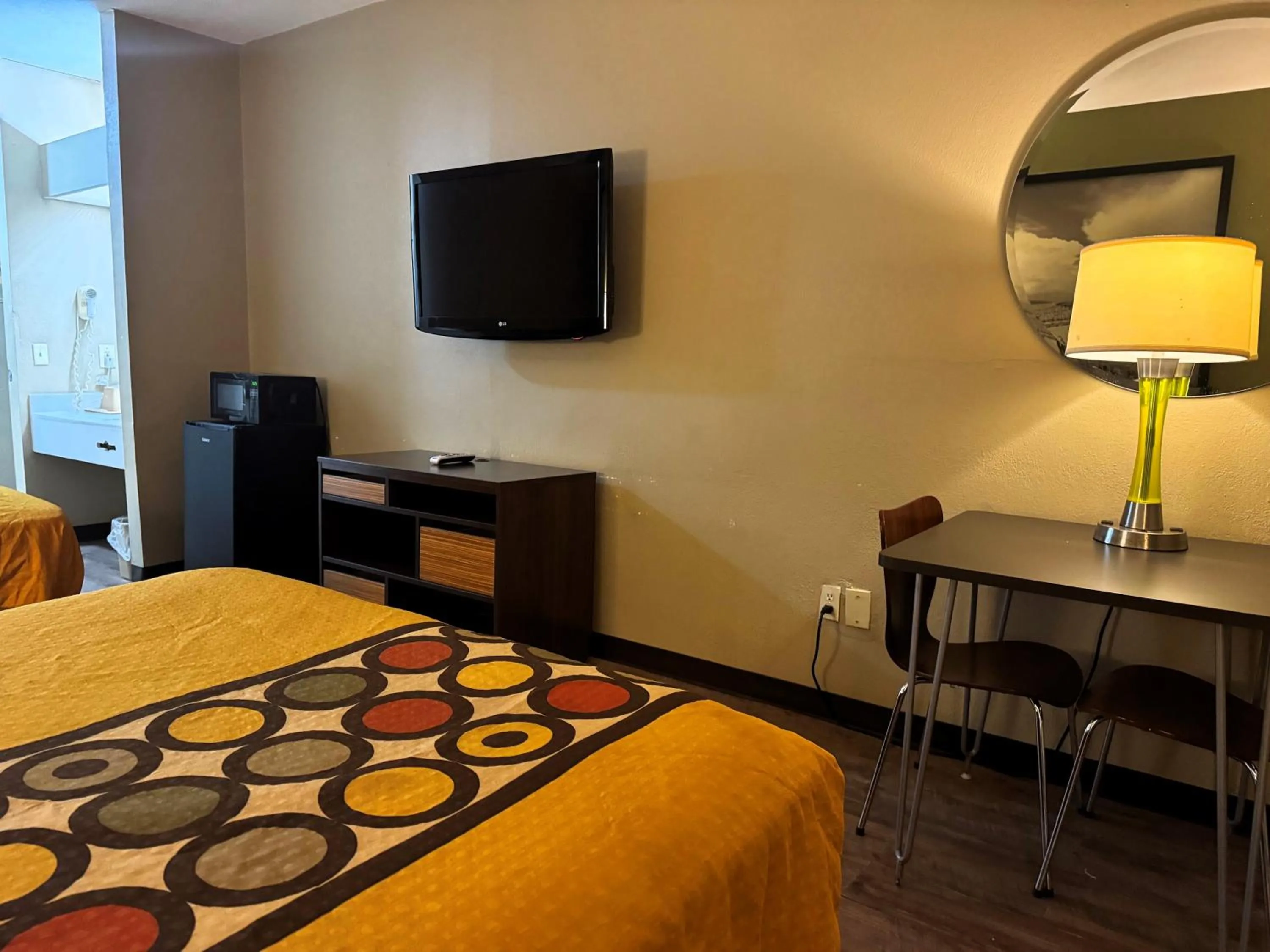 TV and multimedia, Bed in Super 8 by Wyndham Jackson Ridgeland