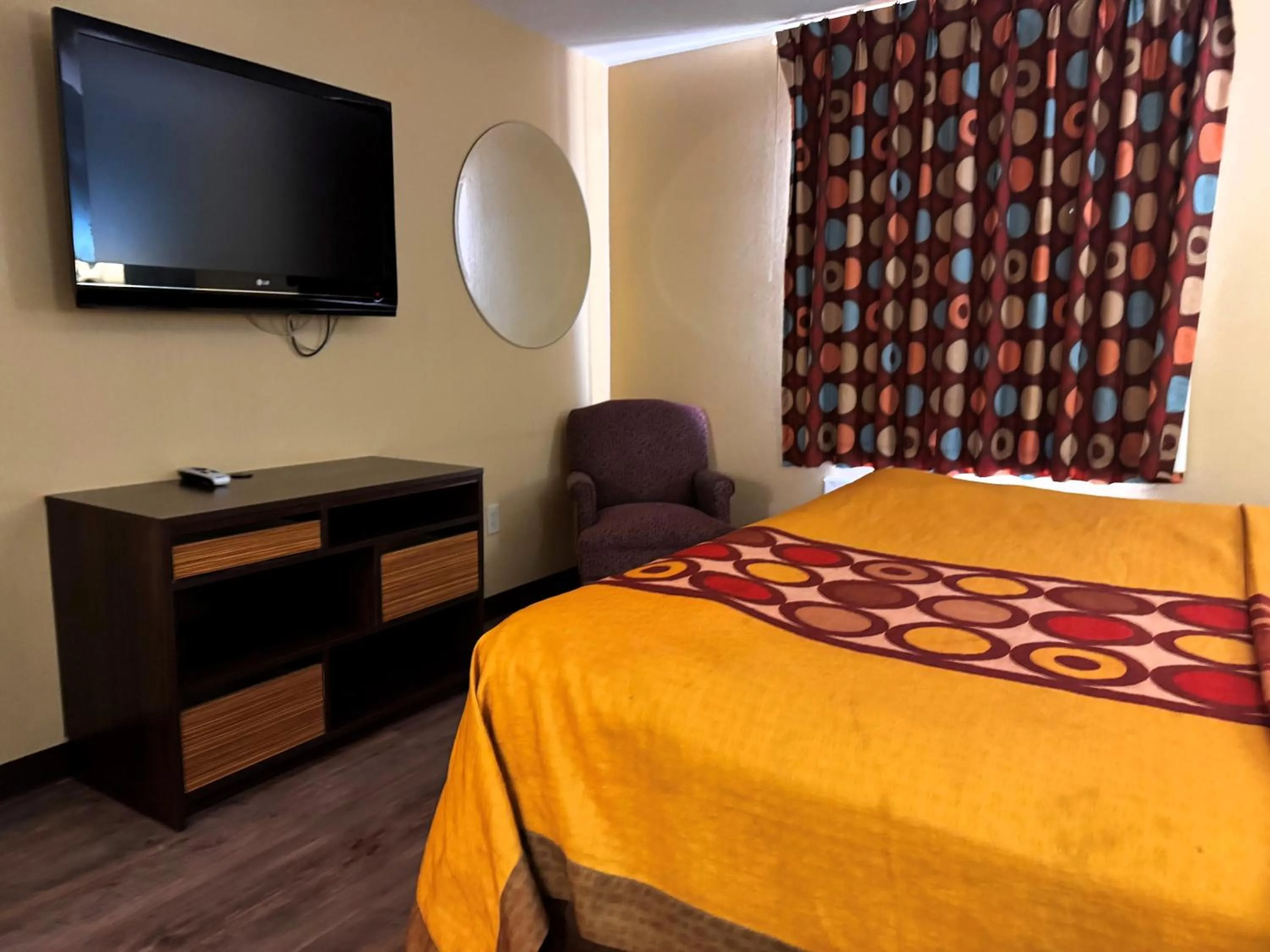 TV and multimedia, Bed in Super 8 by Wyndham Jackson Ridgeland