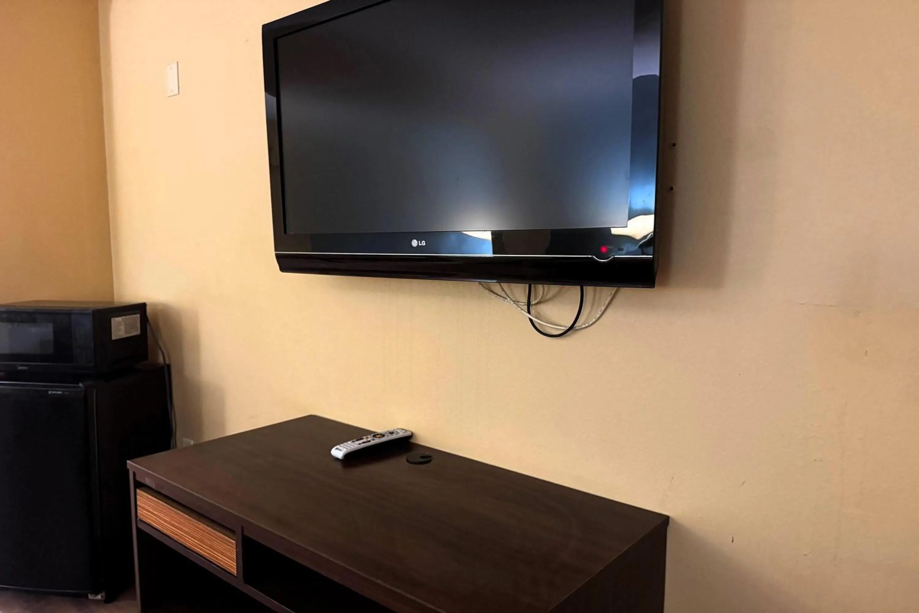 Photo of the whole room in Super 8 by Wyndham Jackson Ridgeland