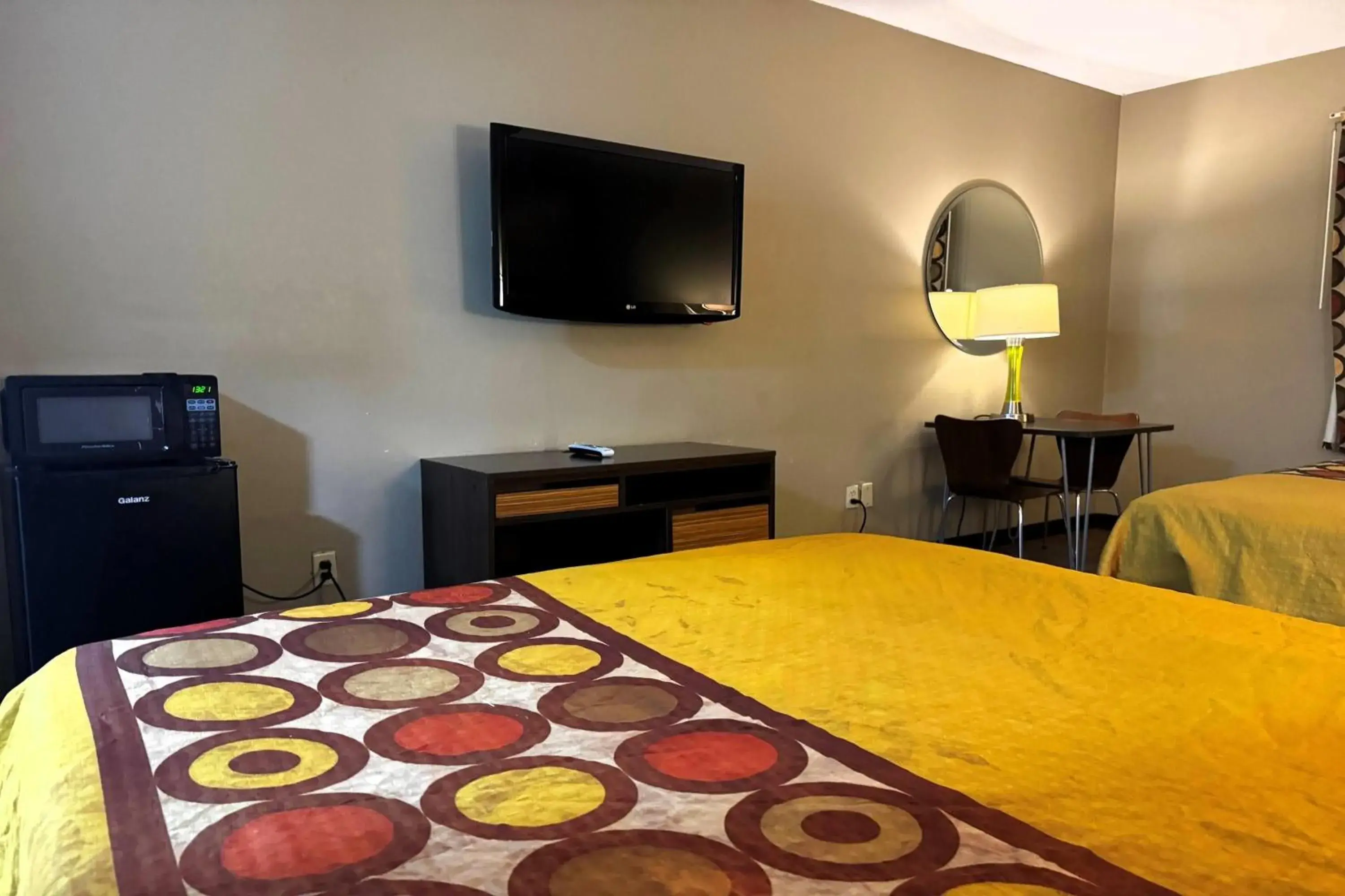 Photo of the whole room, Bed in Super 8 by Wyndham Jackson Ridgeland Photo of the whole room, Bed in Super 8 by Wyndham Jackson Ridgeland