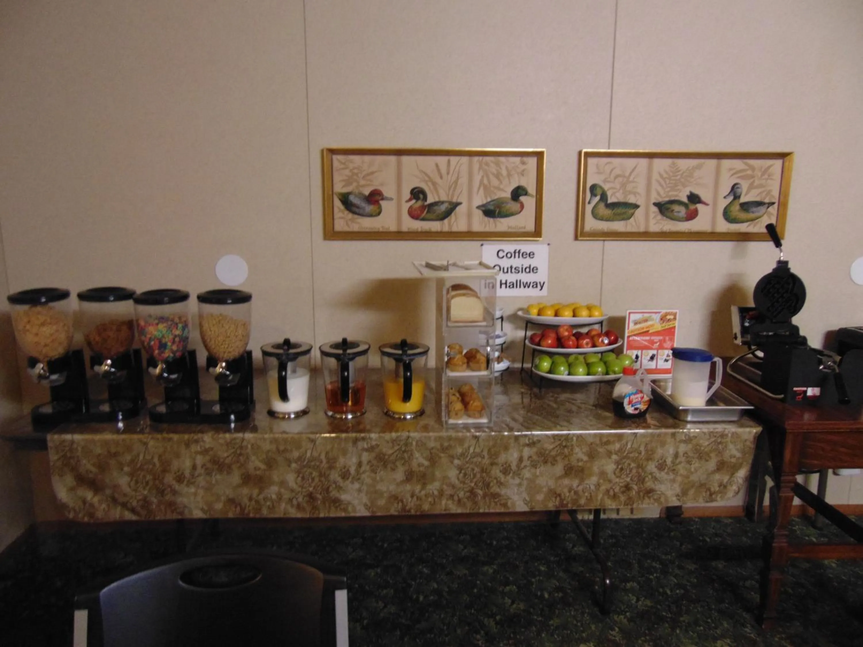 Continental breakfast in Heritage House Inn