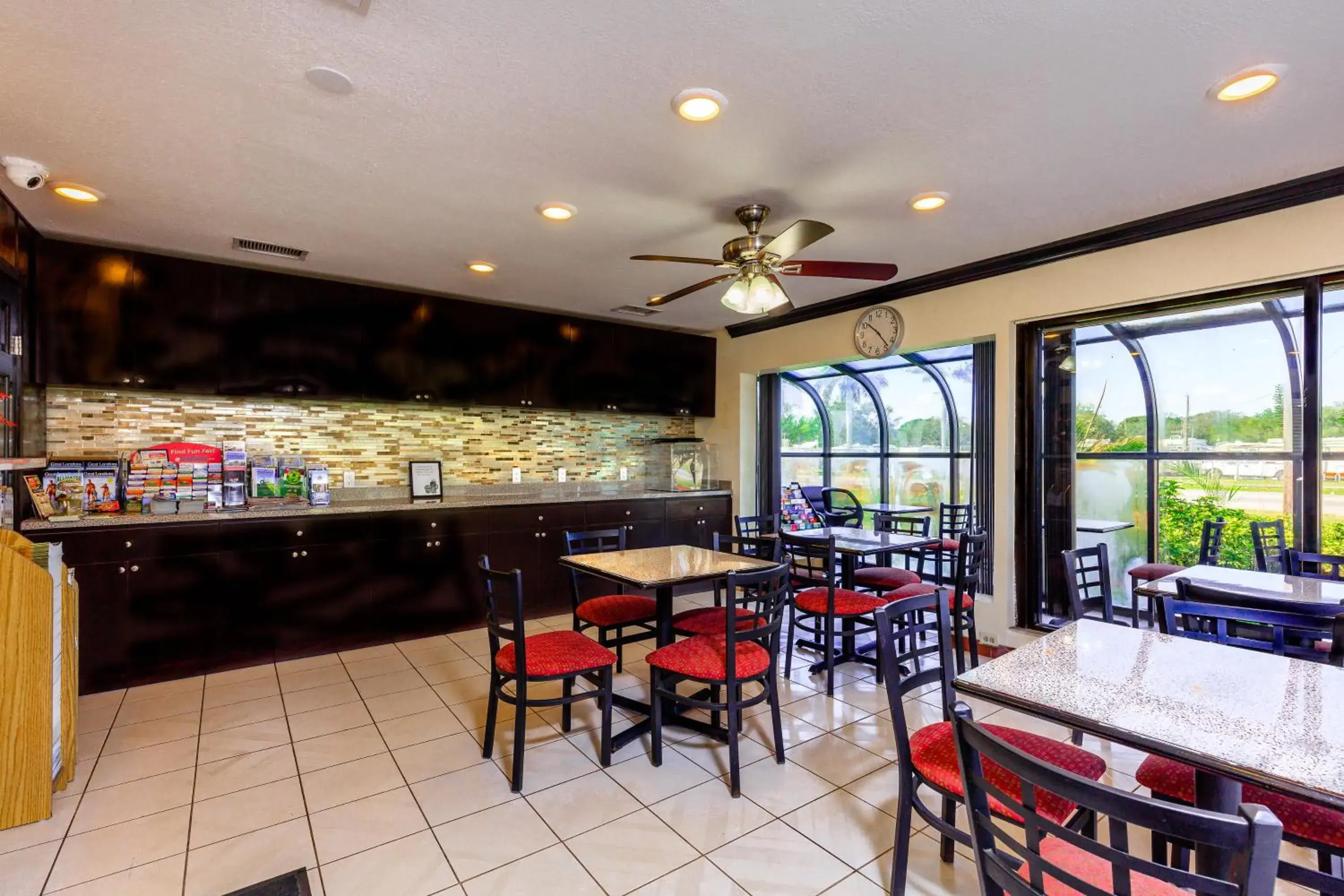 Lobby or reception, Restaurant/Places to Eat in Budget Host Inn Florida City