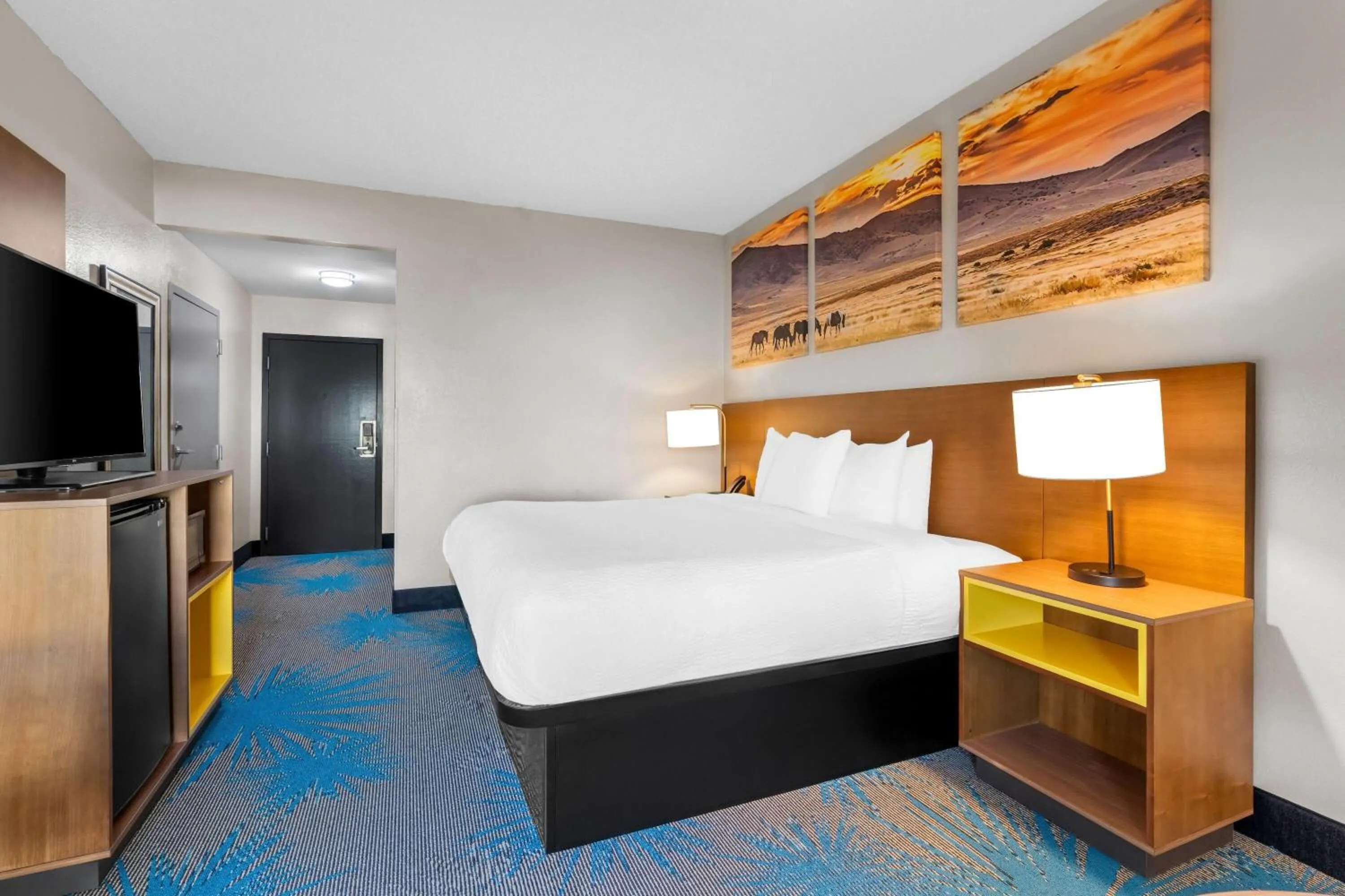 Bed in Days Inn & Suites by Wyndham Ridgeland