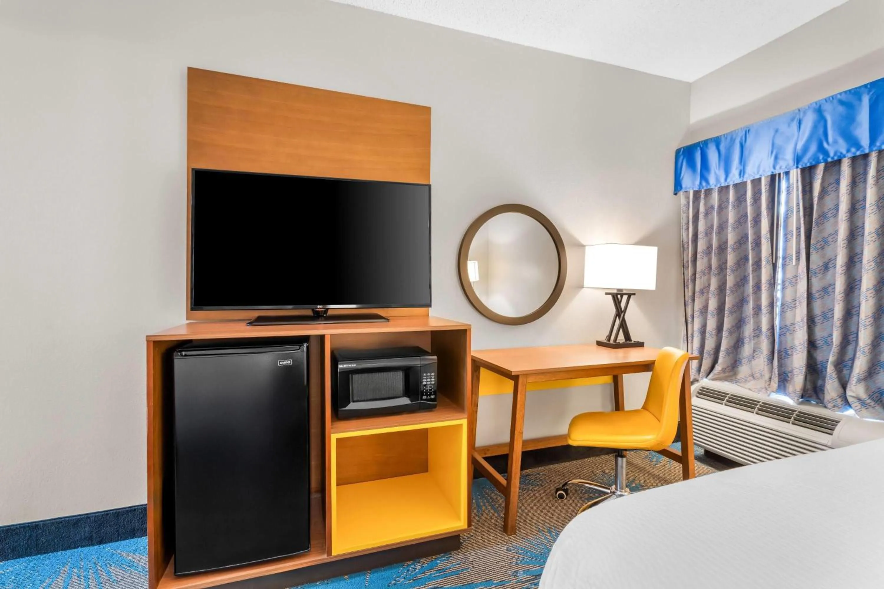 Bed in Days Inn & Suites by Wyndham Ridgeland