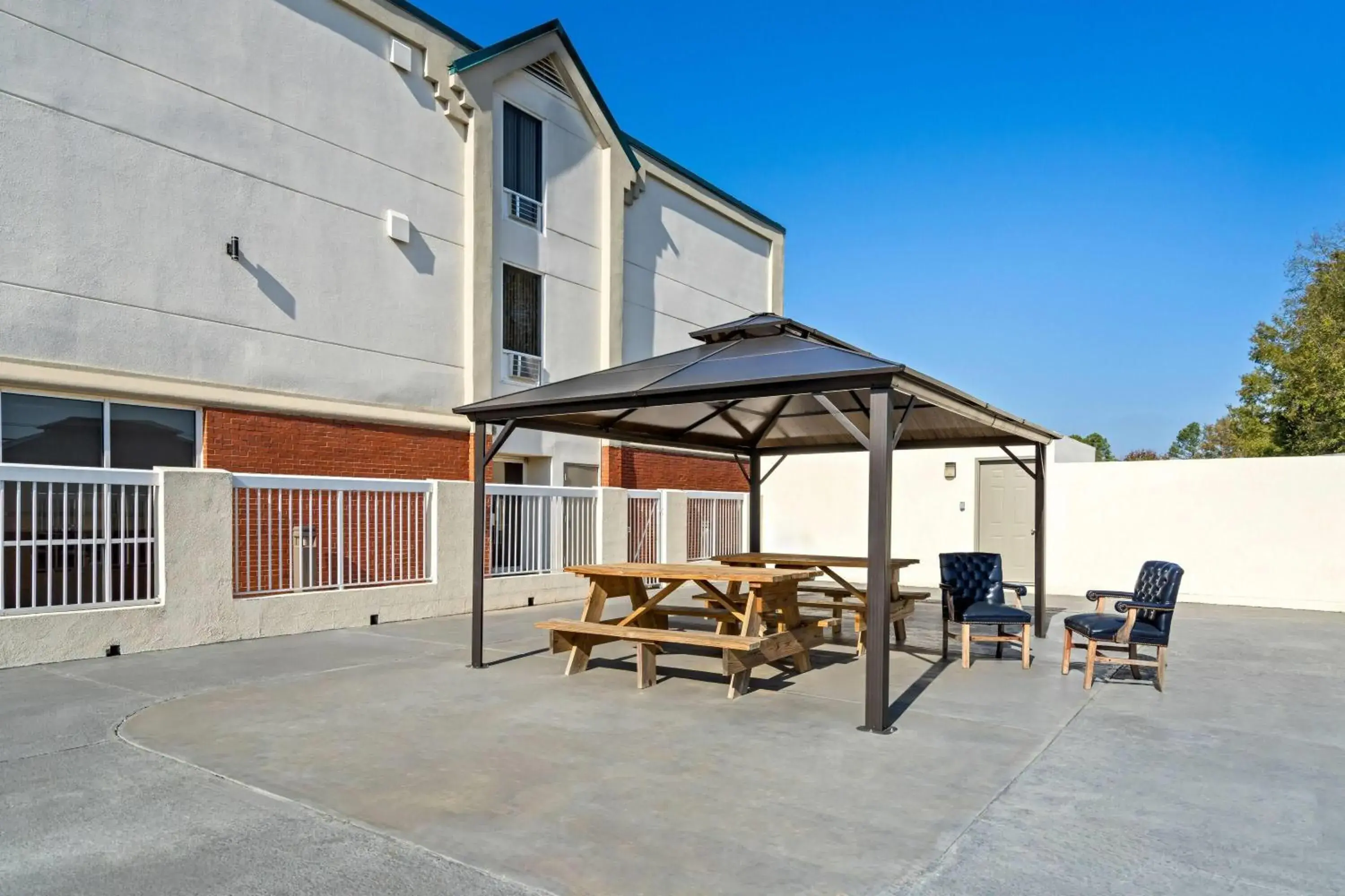 Inner courtyard view in Days Inn & Suites by Wyndham Ridgeland Inner courtyard view in Days Inn & Suites by Wyndham Ridgeland