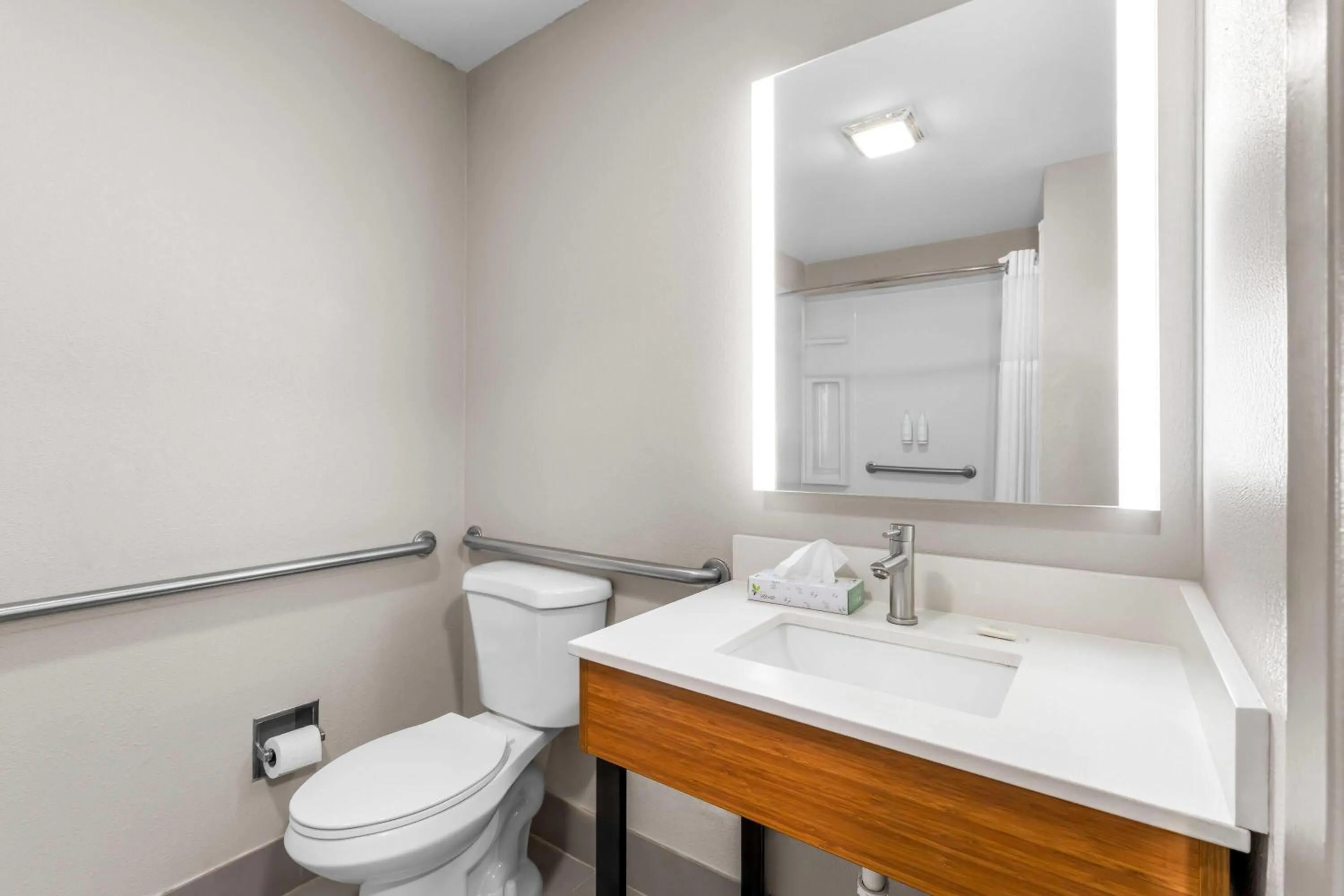 Shower in Days Inn & Suites by Wyndham Ridgeland