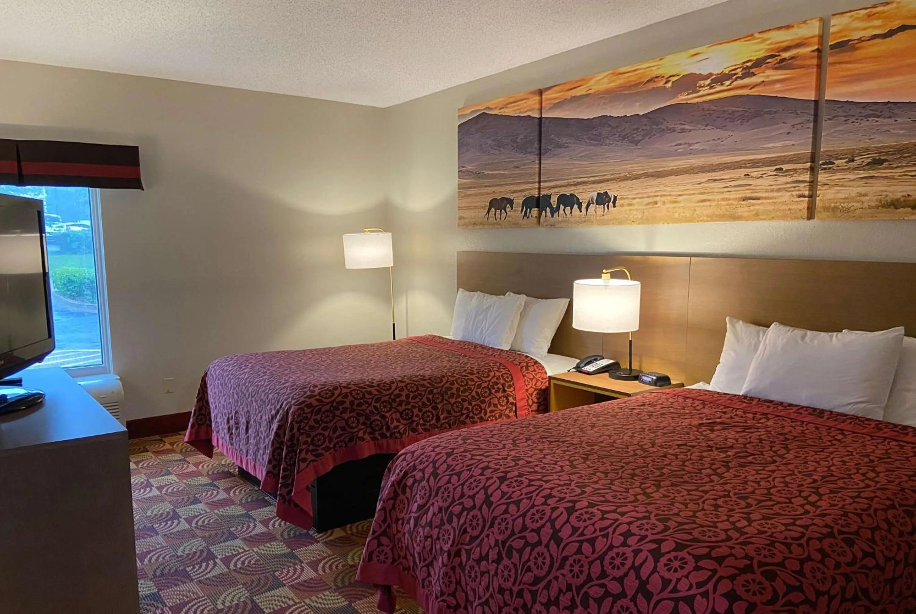 Photo of the whole room, Bed in Days Inn & Suites by Wyndham Ridgeland