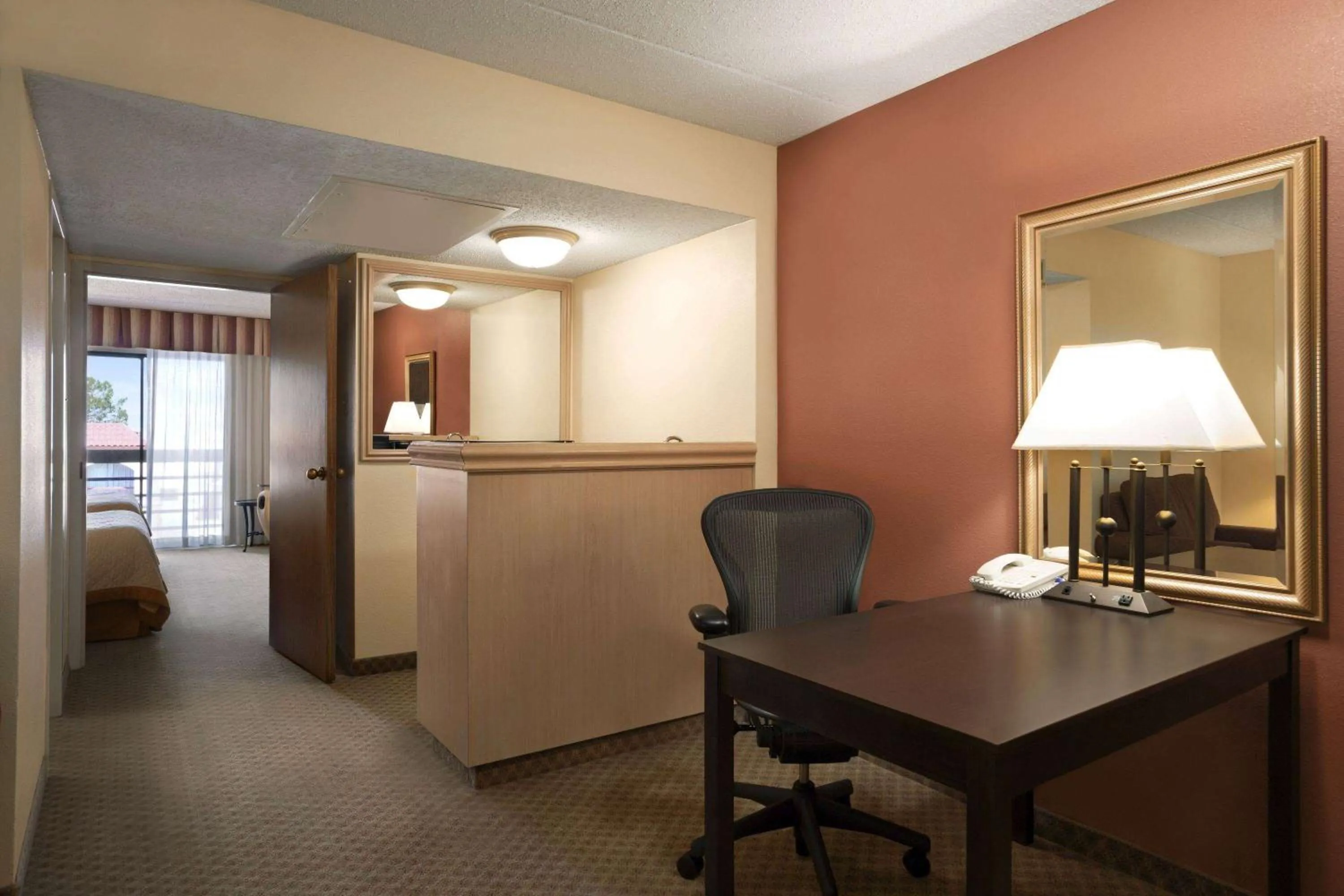 Bed in Wyndham El Paso Airport and Water Park