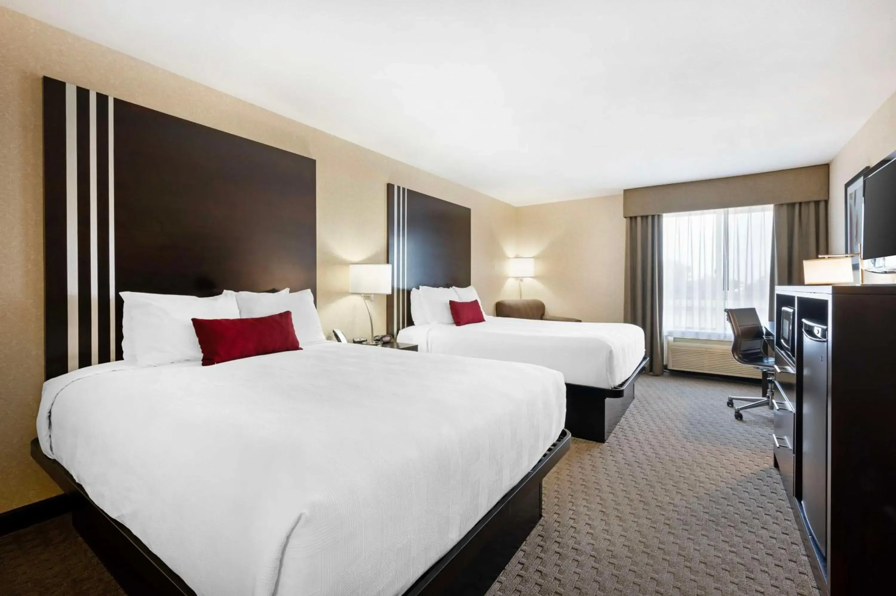 Queen Room with Two Queen Beds in Best Western Plus Howe Inn Queen Room with Two Queen Beds in Best Western Plus Howe Inn