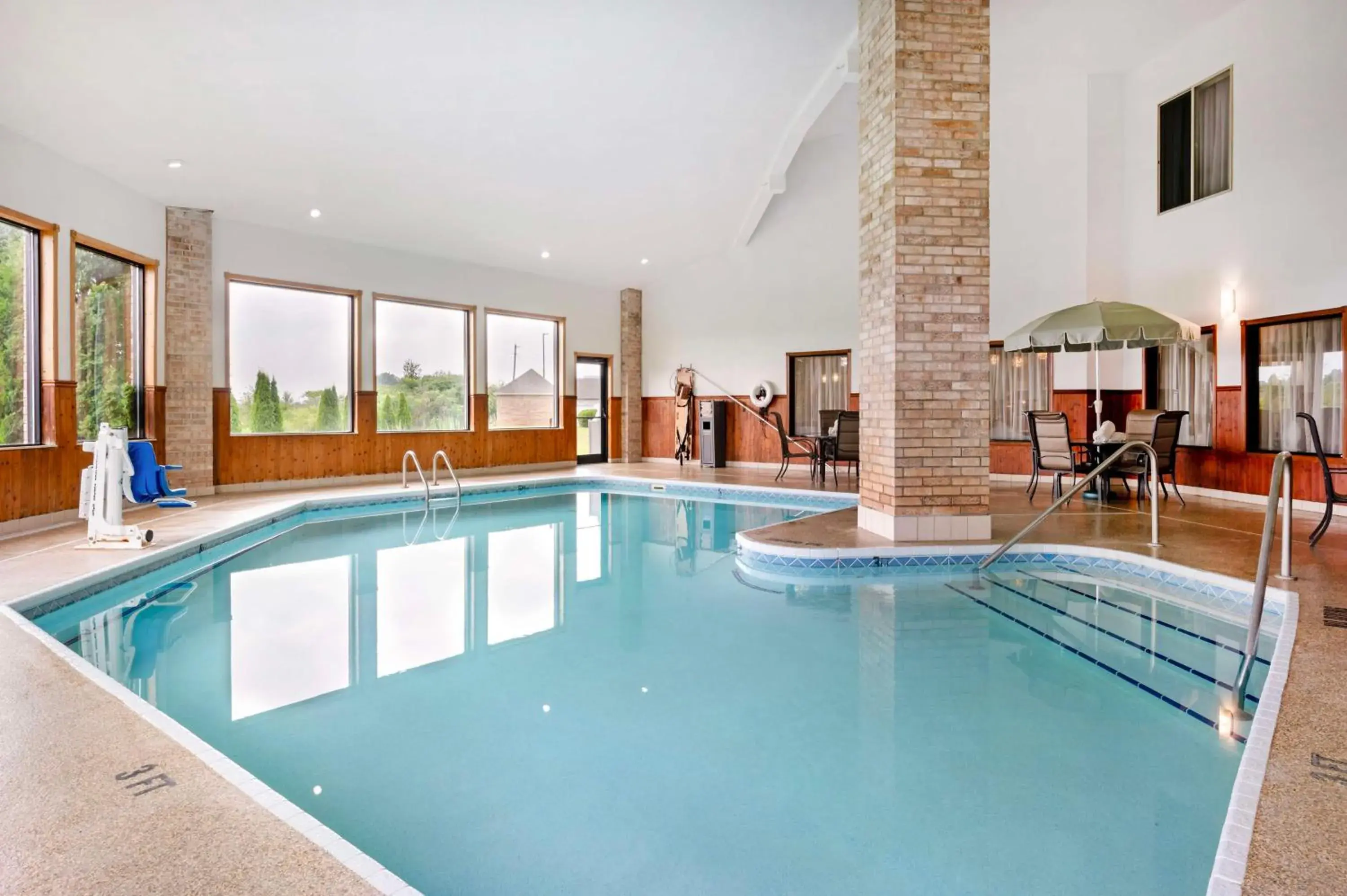 Pool view in Best Western Plus Howe Inn Pool view in Best Western Plus Howe Inn